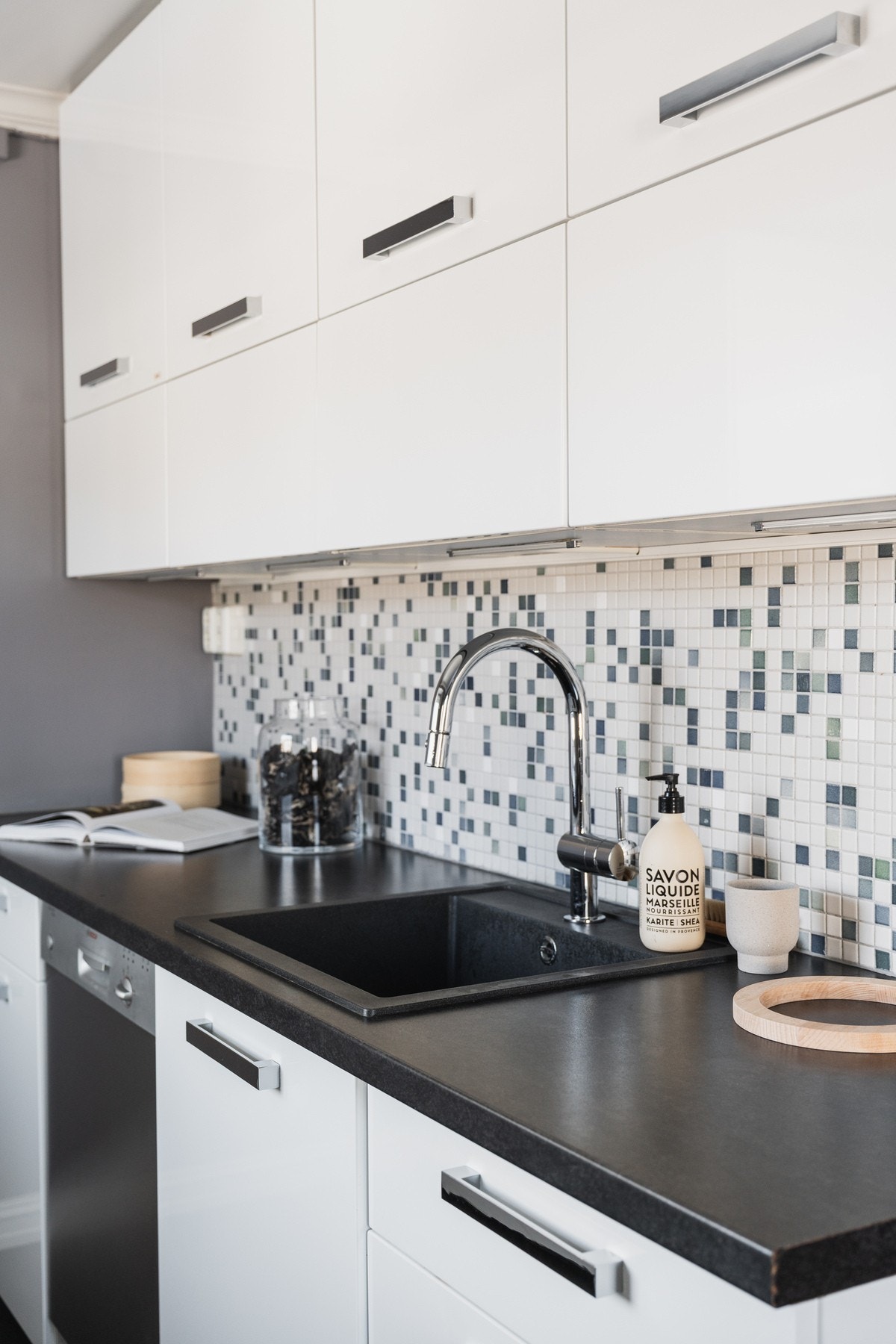 Med nedfelt oppvaskkum i kompositt og ett-greps armatur. Galleribilde