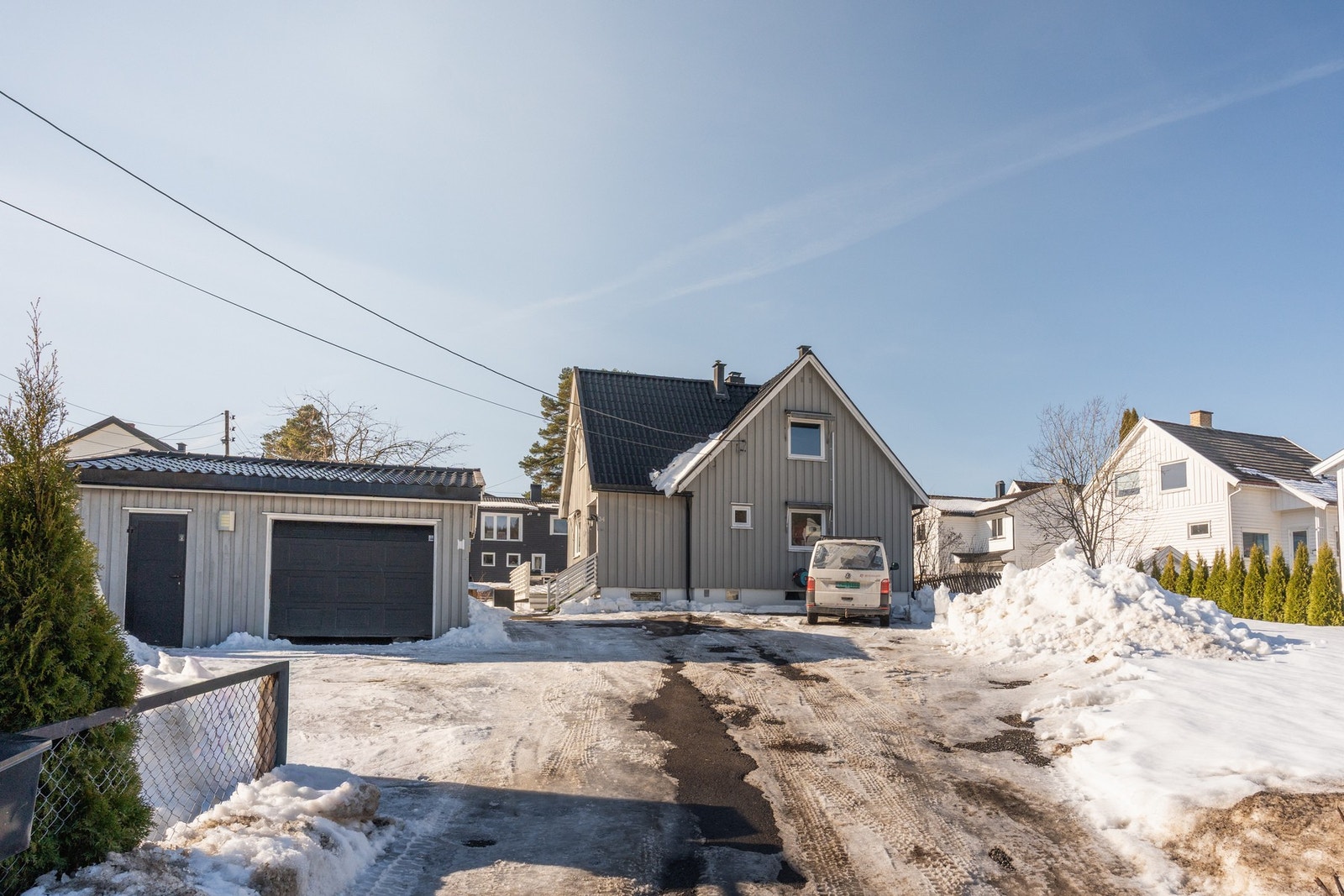 Eiendommen har et romslig uteområde med gode oppstillingsmuligheter, frittstående garasje og egen redskapsbod. Galleribilde