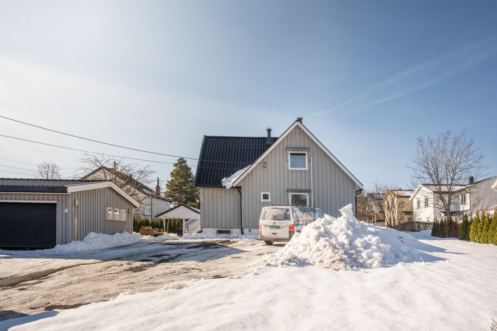 Stor og opparbeidet tomt med asfaltert gårdsplass, gressplen og beplantning i rolige omgivelser på Gamle Stovner. Velkommen til visning. Galleribilde