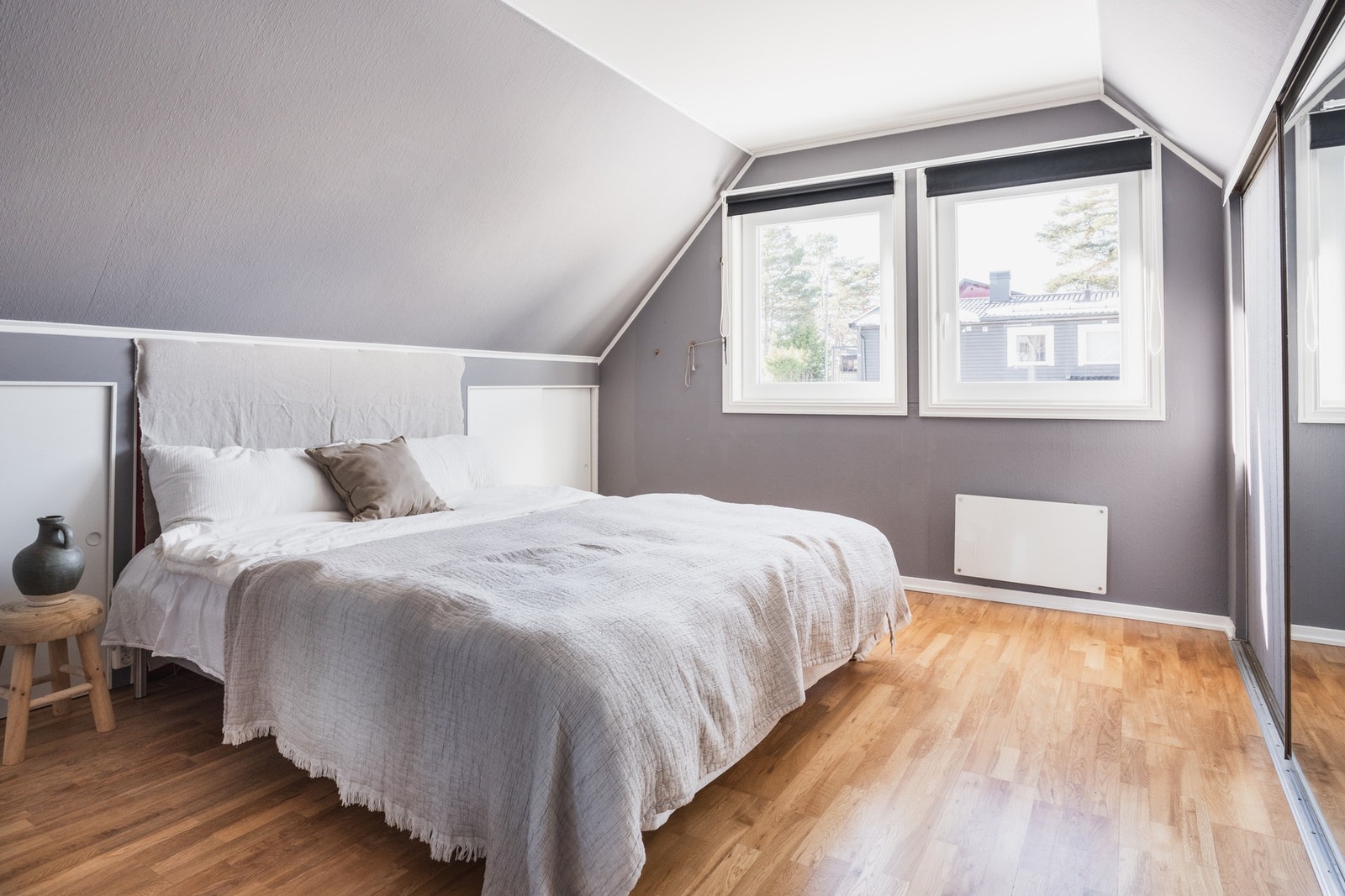 Romslig hovedsoverom med integrerte speilskap for oppbevaring. Galleribilde