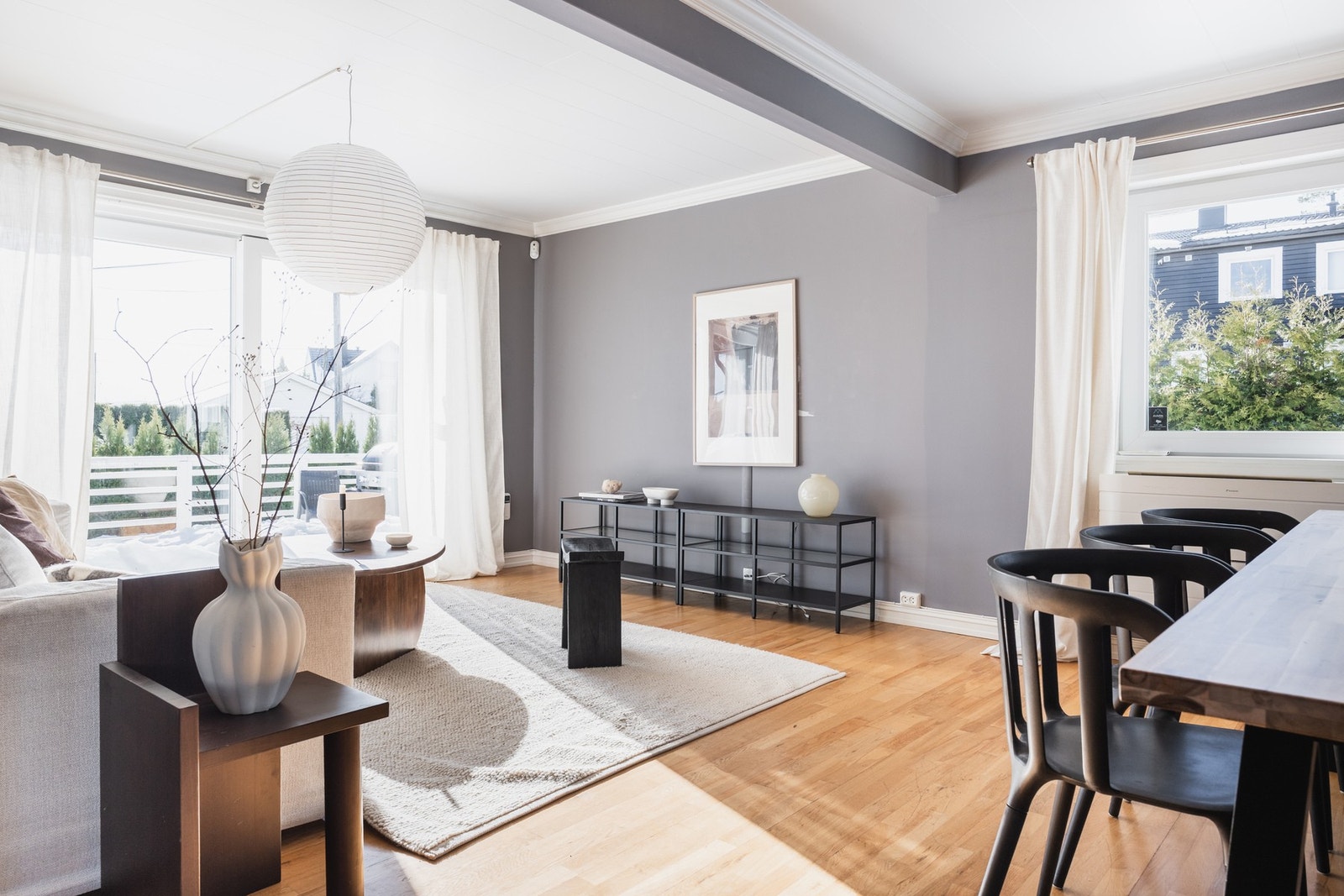 God plass til både sofagruppe, tv-sone og spisebord. Galleribilde