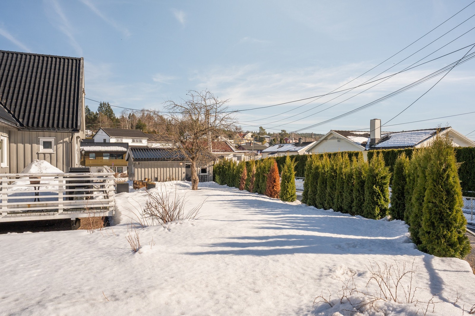 Tomten har flere soner som kan benyttes til opphold, lek eller hage. Galleribilde