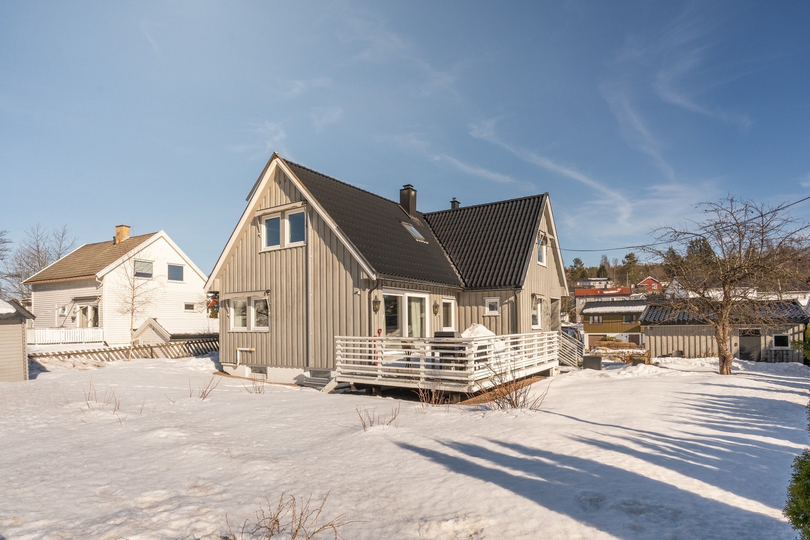 Eldre enebolig på stor tomt (ca. 1 006 kvm) - oppussingsobjekt med rammetillatelse for tremannsbolig Galleribilde