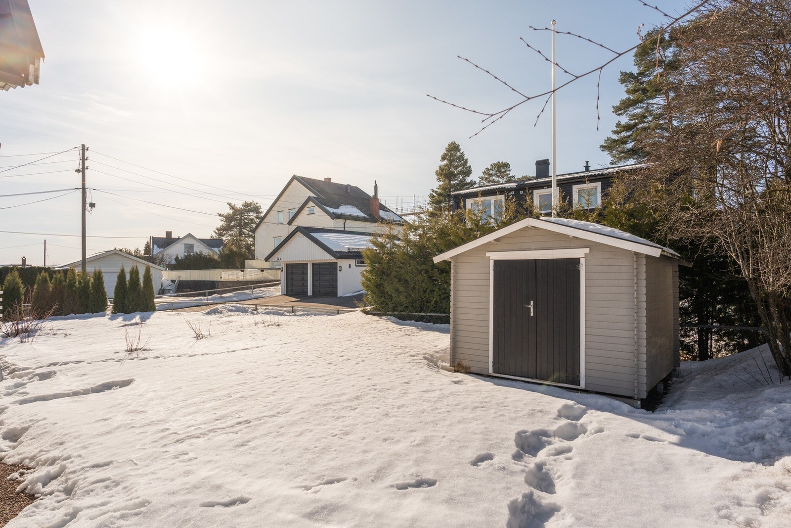 Utearealene fremstår innholdsrike og praktiske, med både terrasse, gårdsplass, garasje og bod på eiendommen. Galleribilde