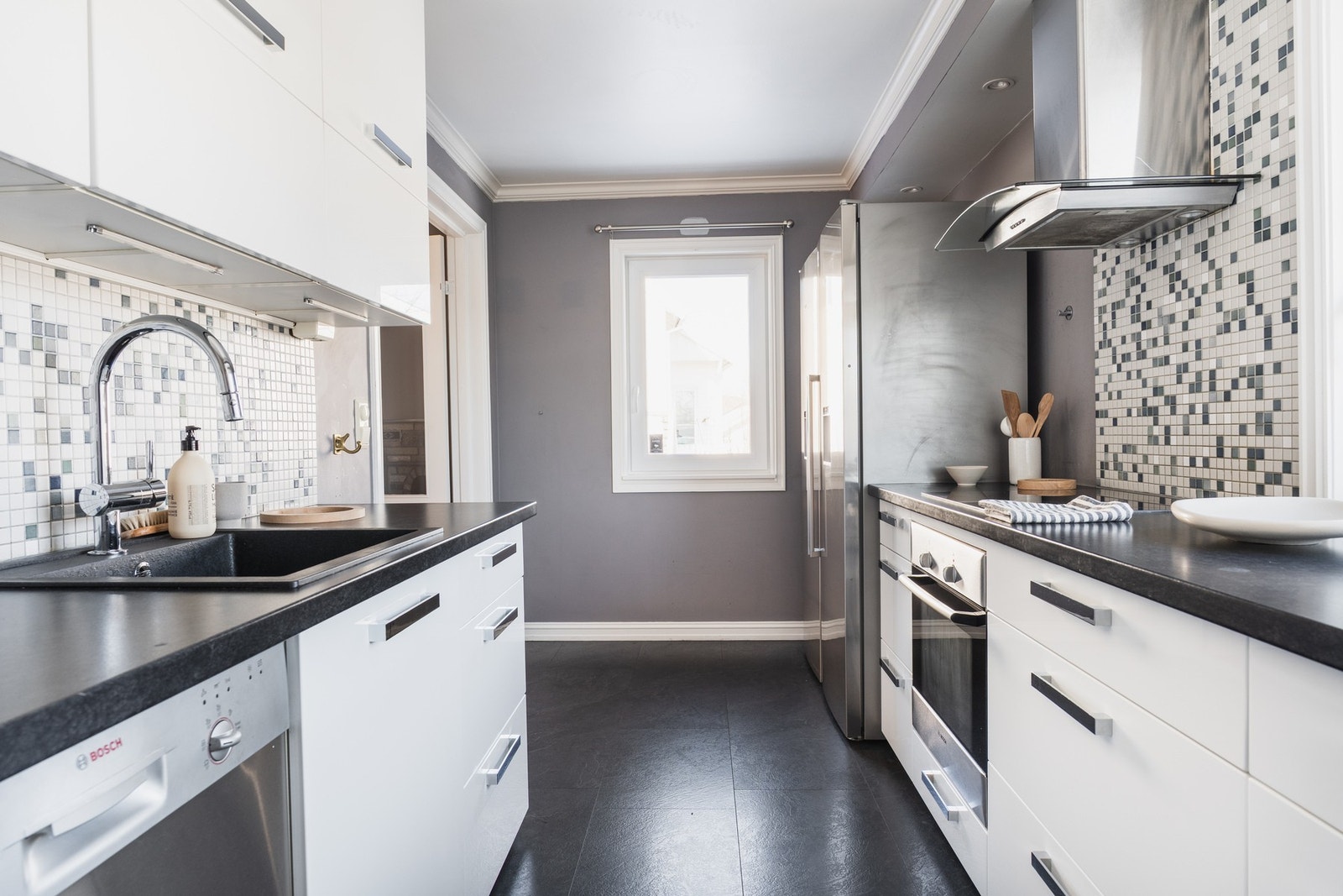 Kjøkken med innredning med glatte fronter og laminert benkeplate. Galleribilde