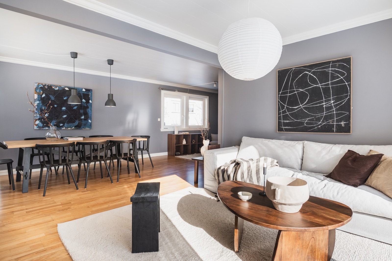 Oppholdsrommet har parkettgulv og malte vegger. Galleribilde