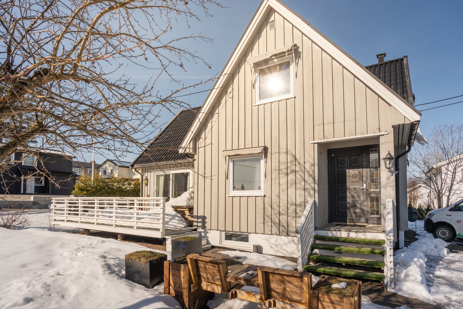 Fin kombinasjon av gressarealer, beplantning og sitteområder. Galleribilde