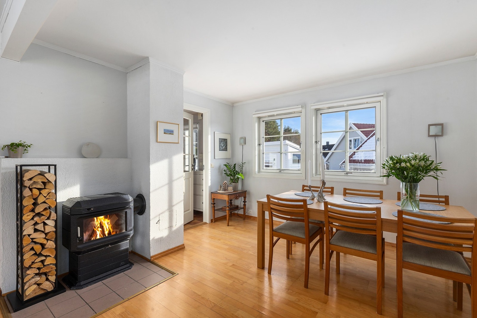 Spisestuen er naturlig plassert ved peisen og danner en hyggelig sone for sosiale sammenkomster. Galleribilde