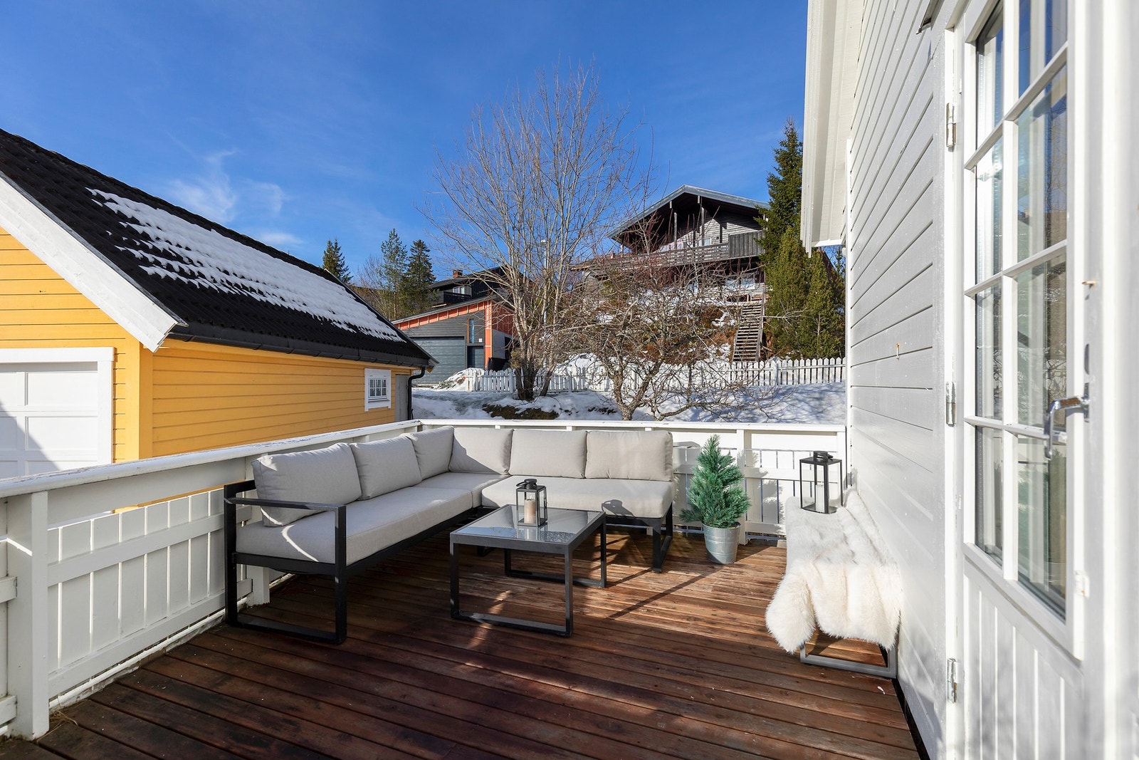 Vestvendt terrasse med herlige solforhold og godt med plass til utemøblement. Galleribilde