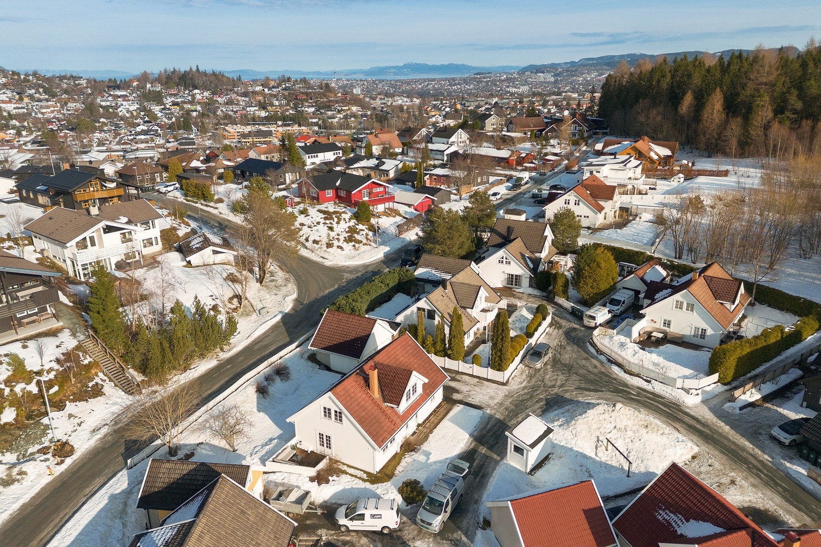 Her bor du sentralt med solrike uteområder og rikelig med boltreplass på en romslig tomt på hele 548 kvadratmeter. Galleribilde