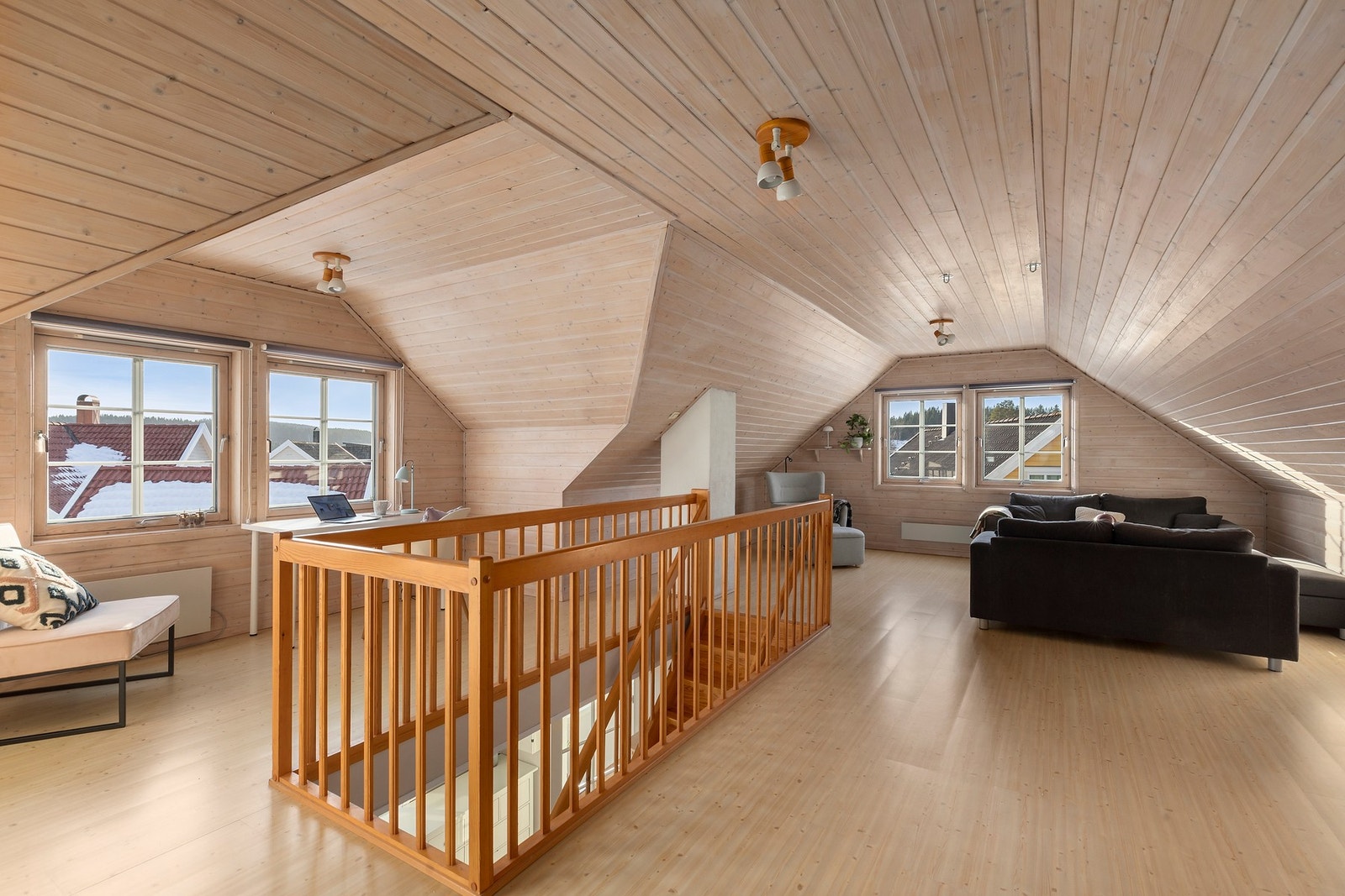 Stuen byr på flere naturlige soner med gode og fleksible bruksmuligheter og måler hele 36,5 kvadratmeter. Galleribilde