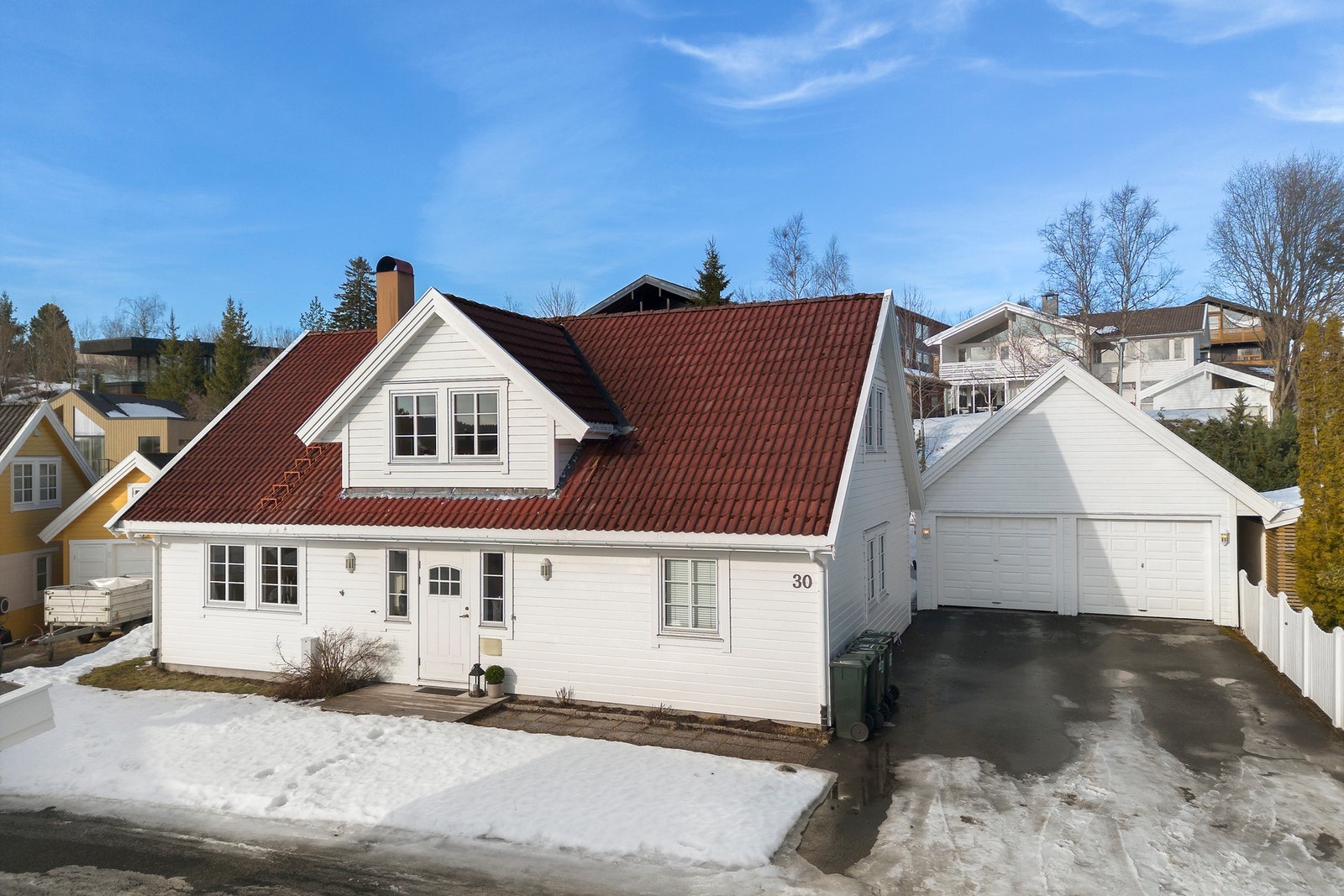 En flott og romslig enebolig over to plan, beliggende på populære Kystad, med et bruksareal på hele 140 kvadratmeter. Galleribilde