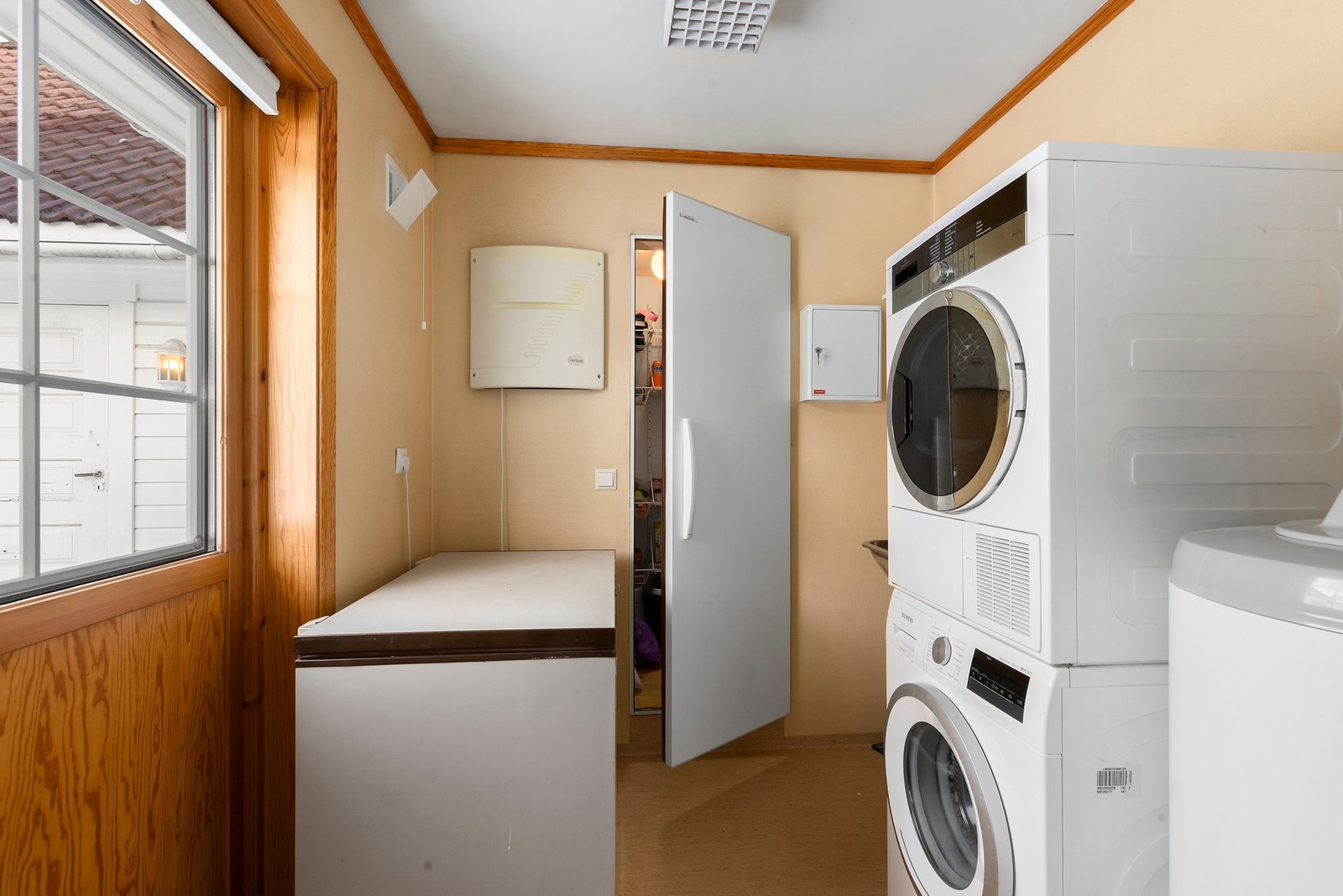 Boligen har et praktisk vaskerom på 4,5 kvm med tilknytning til kjølerom og direkte utgang til platting, samt at varmtvannsberederen ble skiftet i 2024. Galleribilde