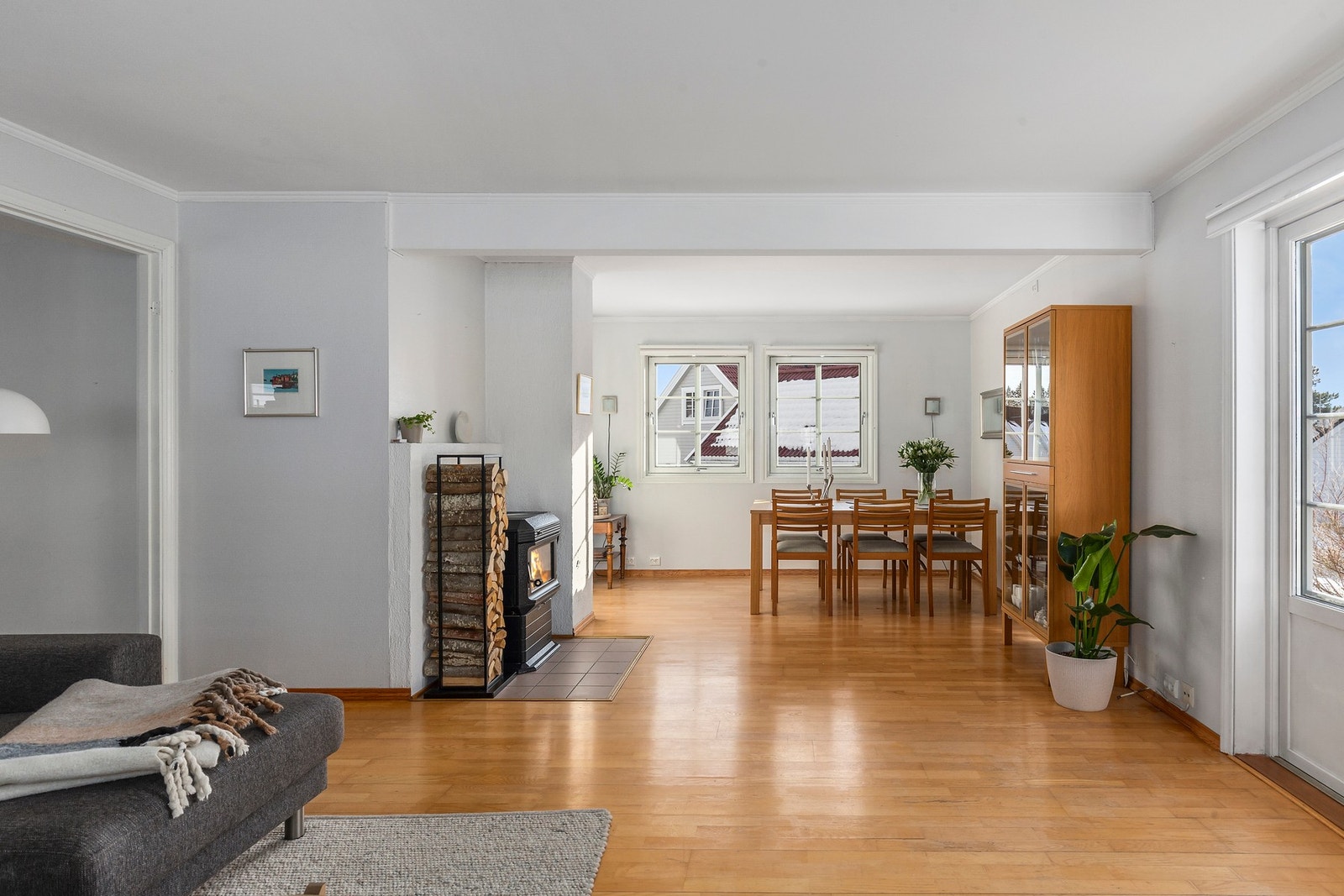 Boligen varmes opp med elektrisitet og vedfyring, som bidrar til en jevn og behagelig varme. Galleribilde