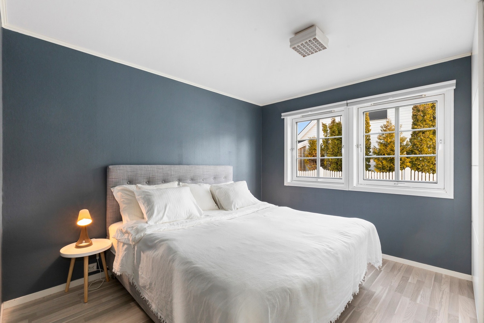 I hovedetasjen finner du et romslig hovedsoverom på 12 kvadratmeter, oppgradert i 2019. Galleribilde