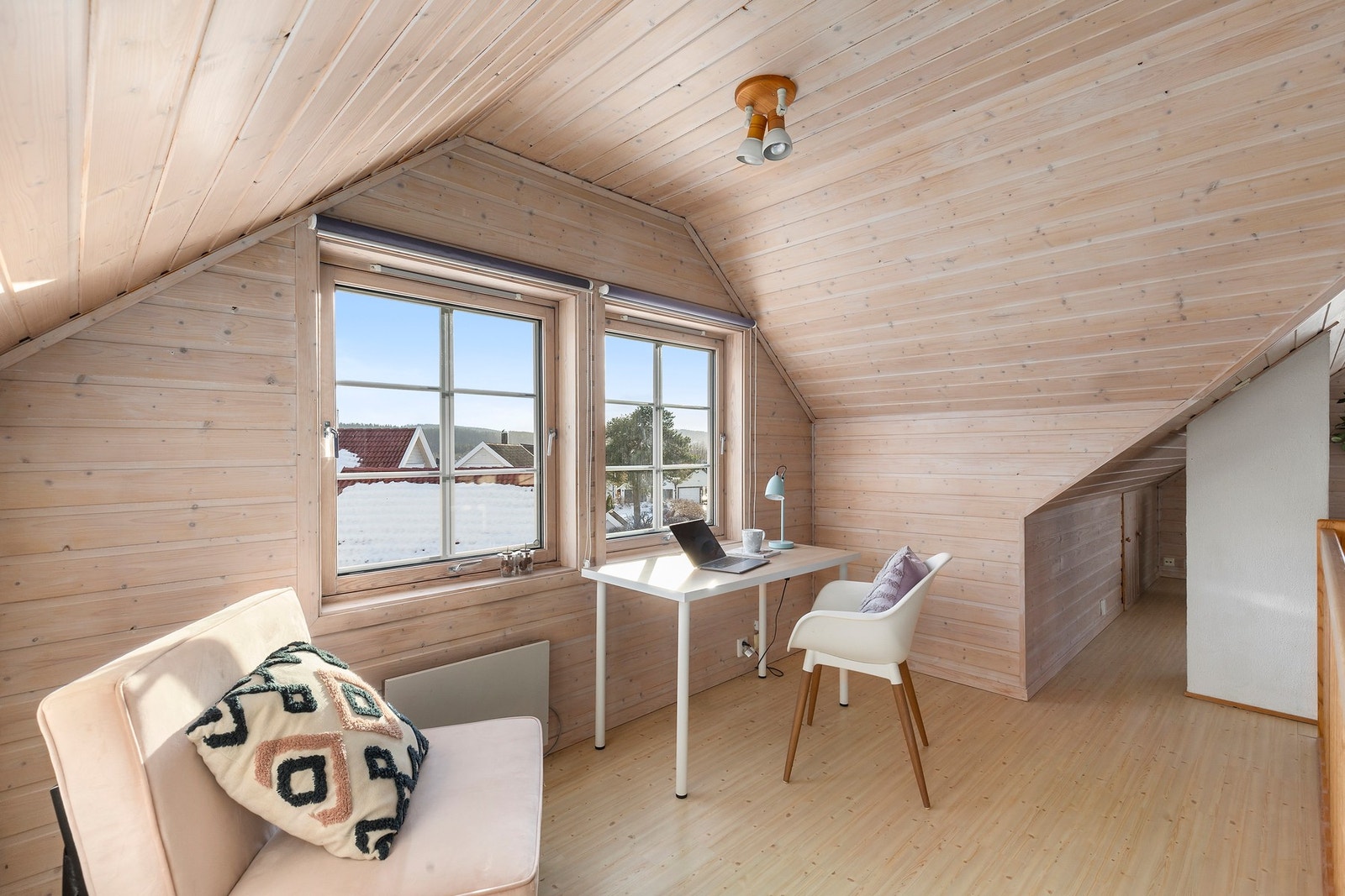 Egen sone velegnet for kontorplass som er ideelt for deg som ønsker hjemmekontor. Galleribilde