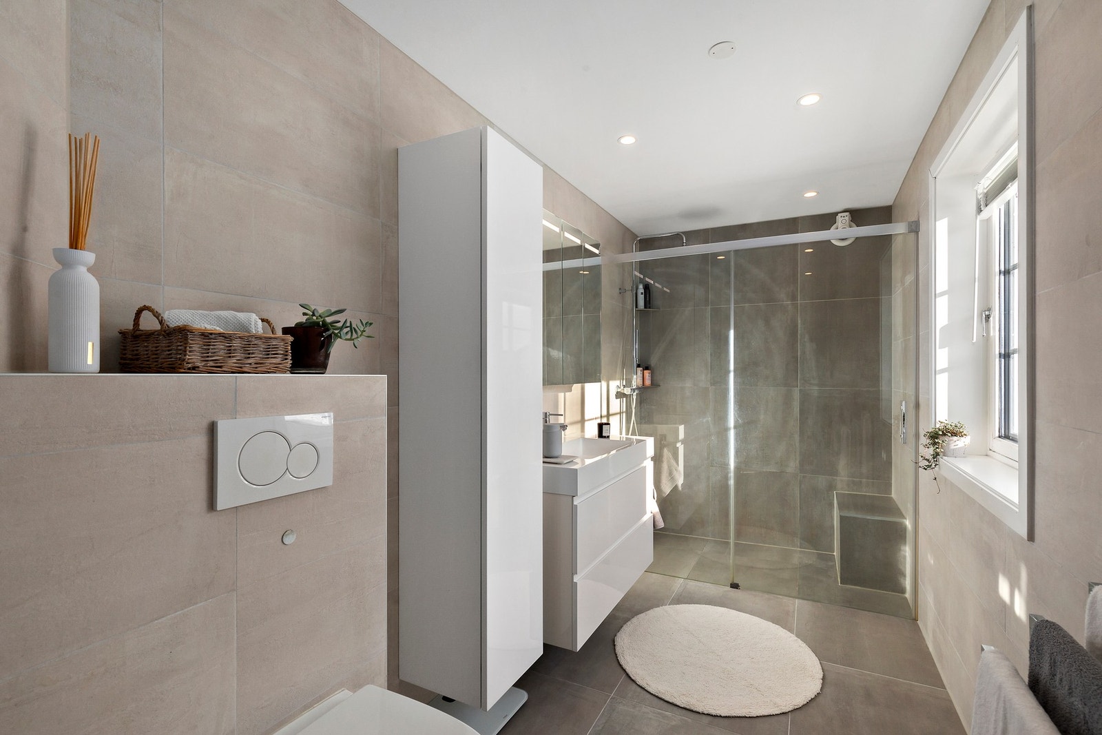 Flislagt og moderne baderom. Badet er av god størrelse og måler hele 7 kvadratmeter. Galleribilde