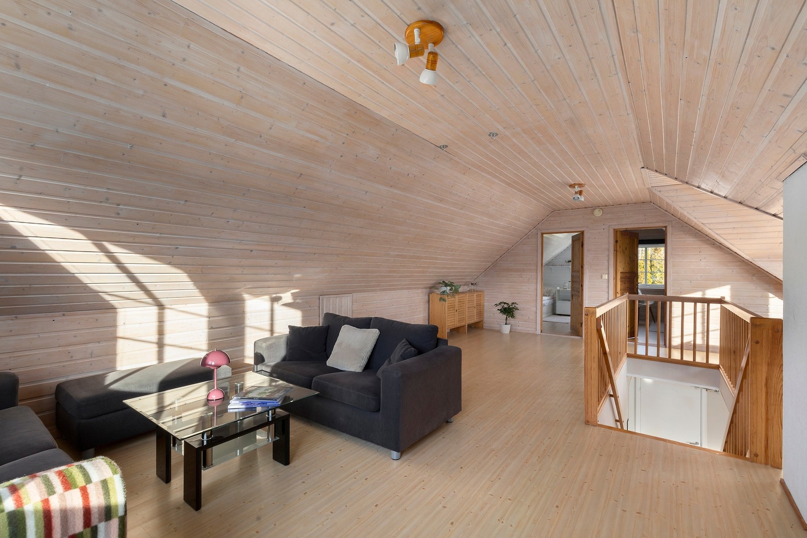 Velkommen opp til 2.etasje. Etasjen inneholder en loftstue og 2 gode soverom. Galleribilde