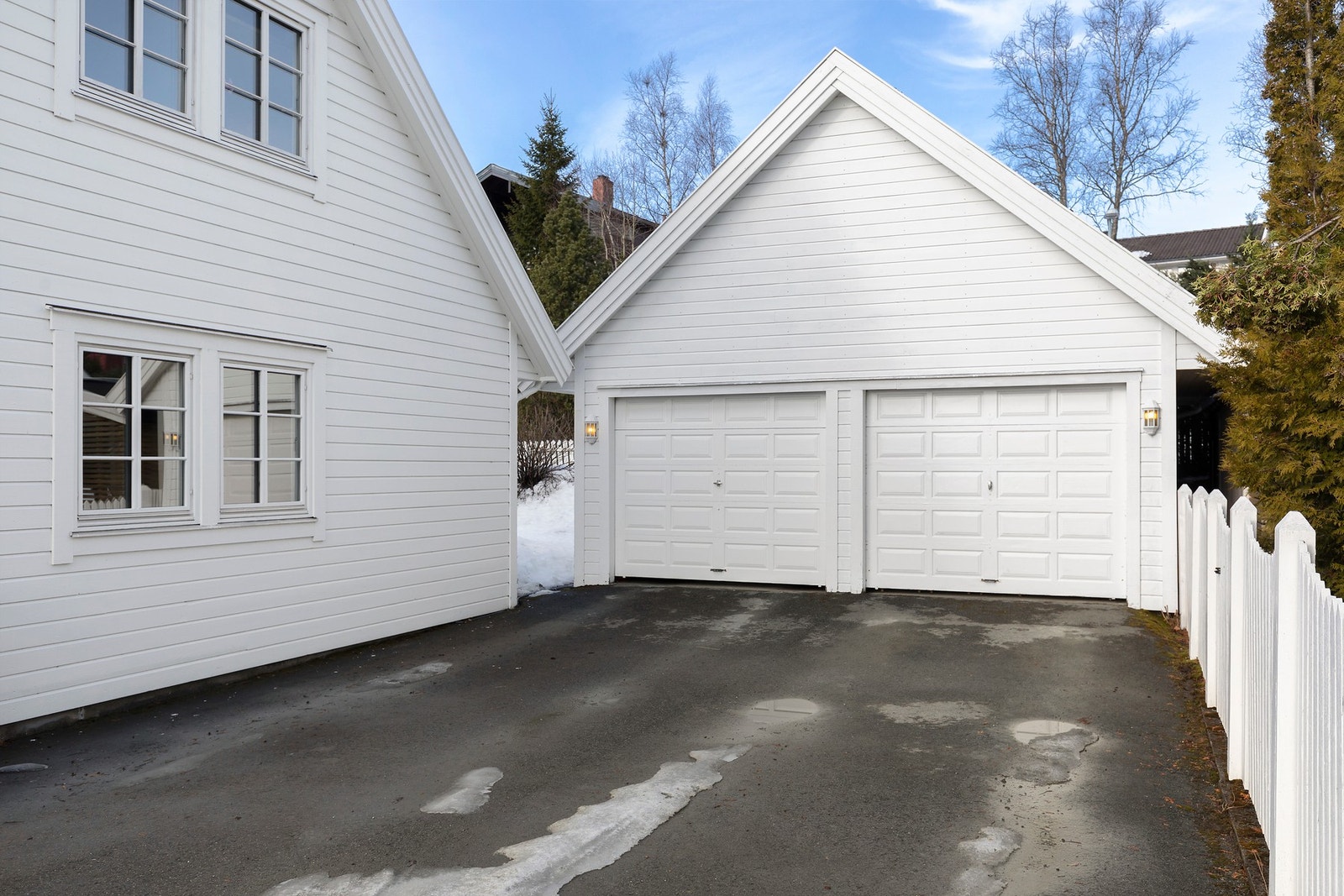 Stor dobbelgarasje med god plass til både biler og oppbevaring, samt eget lagringsloft med et samlet areal på hele 46 kvadratmeter. Galleribilde