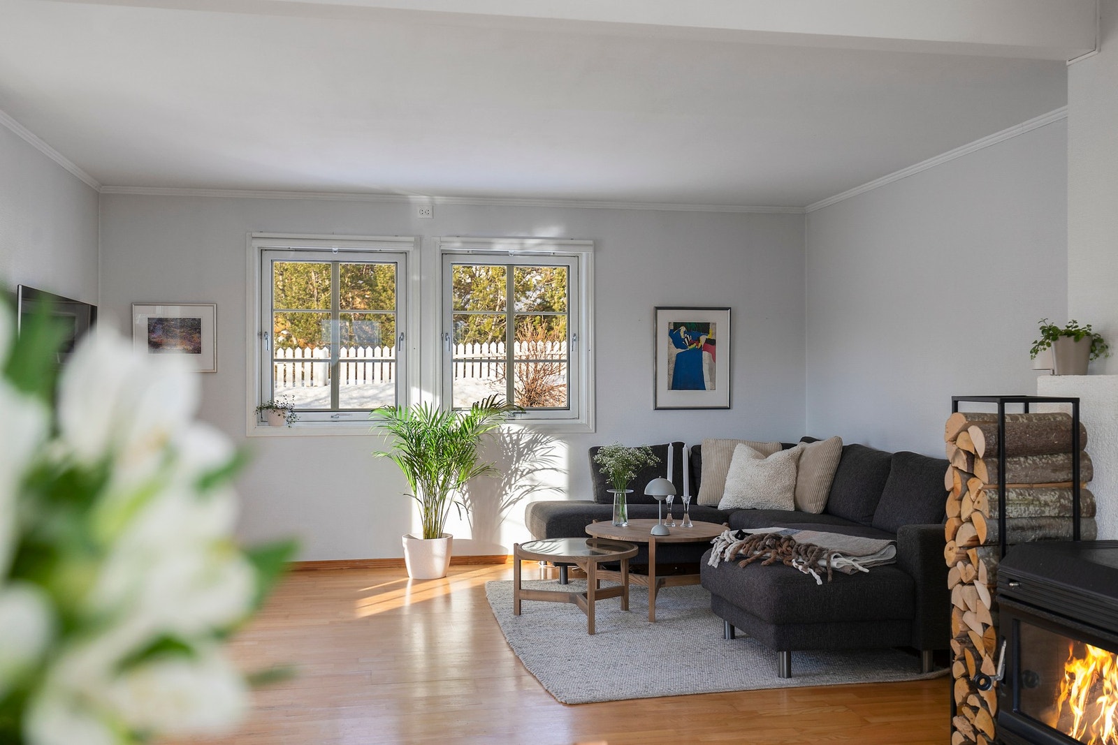 Boligen har gjennomgående store vindusflater som gir rikelig med naturlig lys og skaper en lys og innbydende atmosfære. Galleribilde