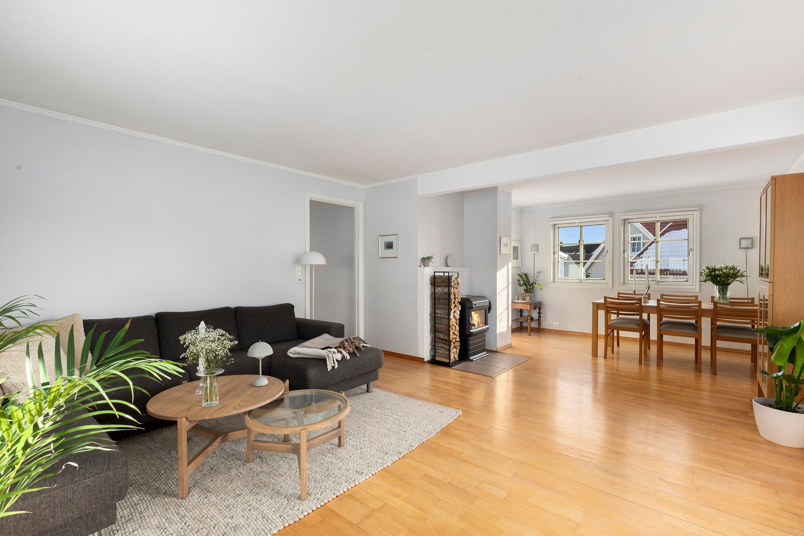 Boligen har en gjennomtenkt planløsning med romslige oppholdsrom og gode, naturlige møbleringsmuligheter. Galleribilde