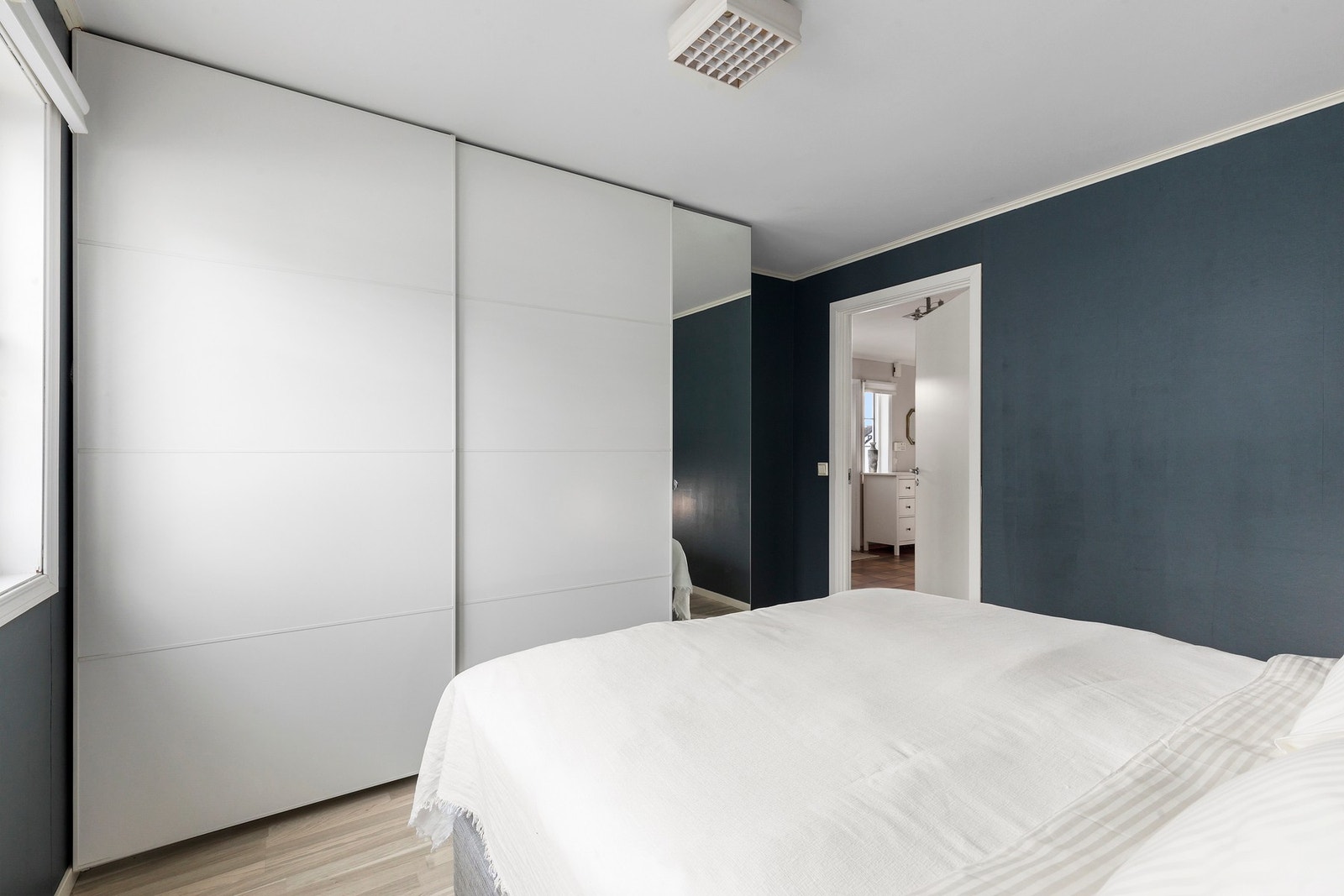 Praktisk skyvedørsgarderobe for godt med lagringsplass. Galleribilde