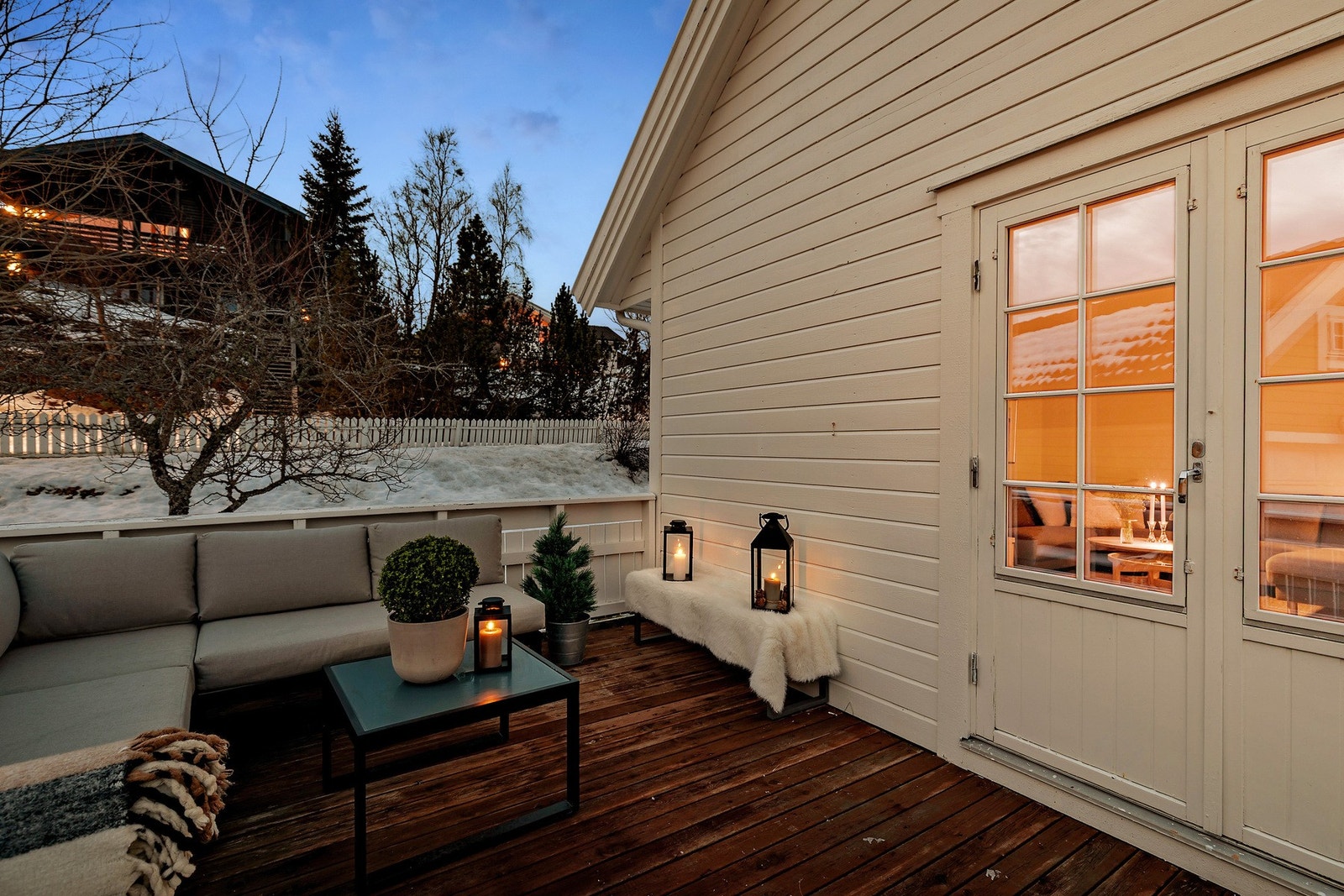 Fra stuen er det direkte utgang til en terrasse på 11 kvadratmeter. Galleribilde