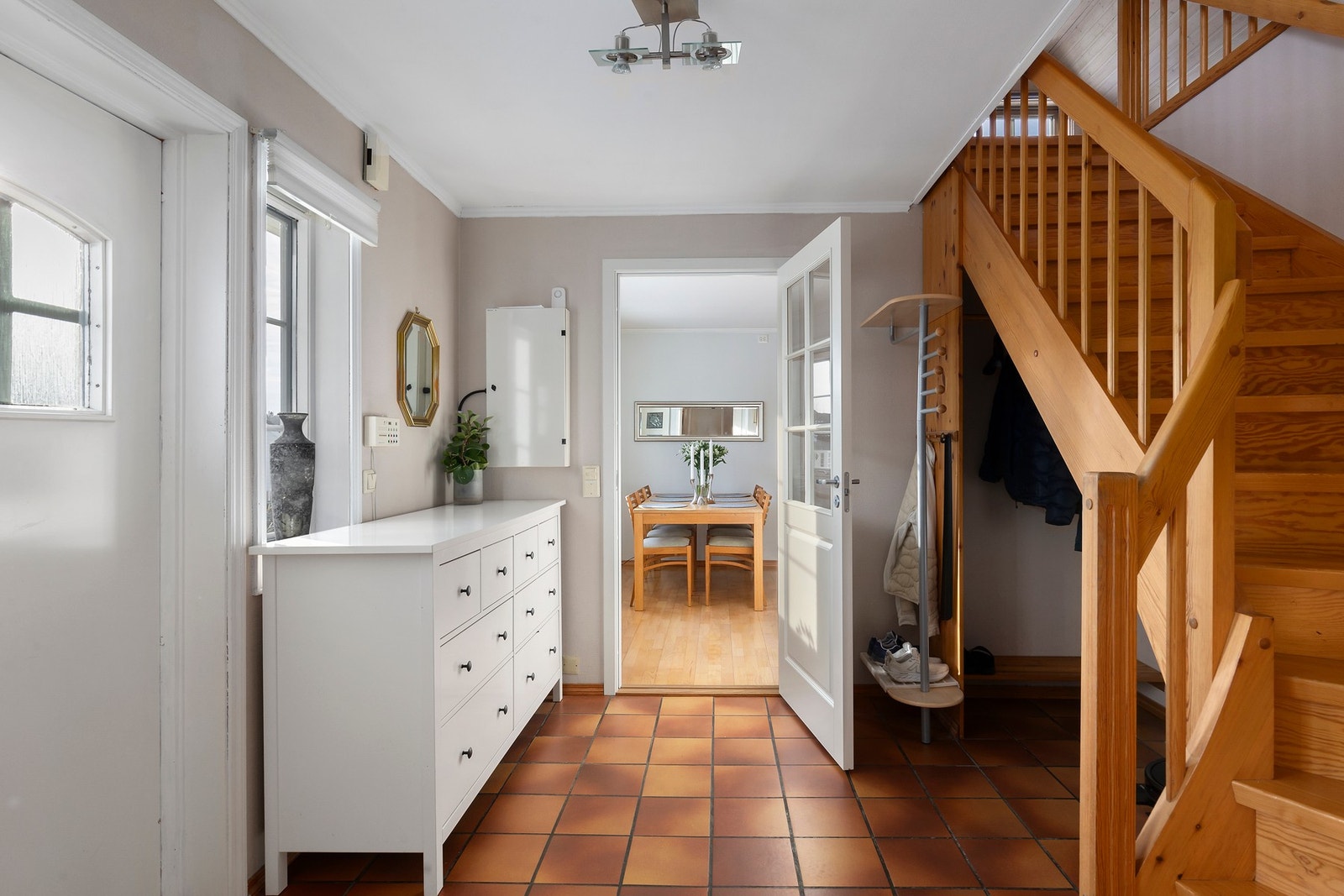 Entrén har varme i gulvet og sørger for naturlige og sømløse overganger til resten av boligen. Galleribilde