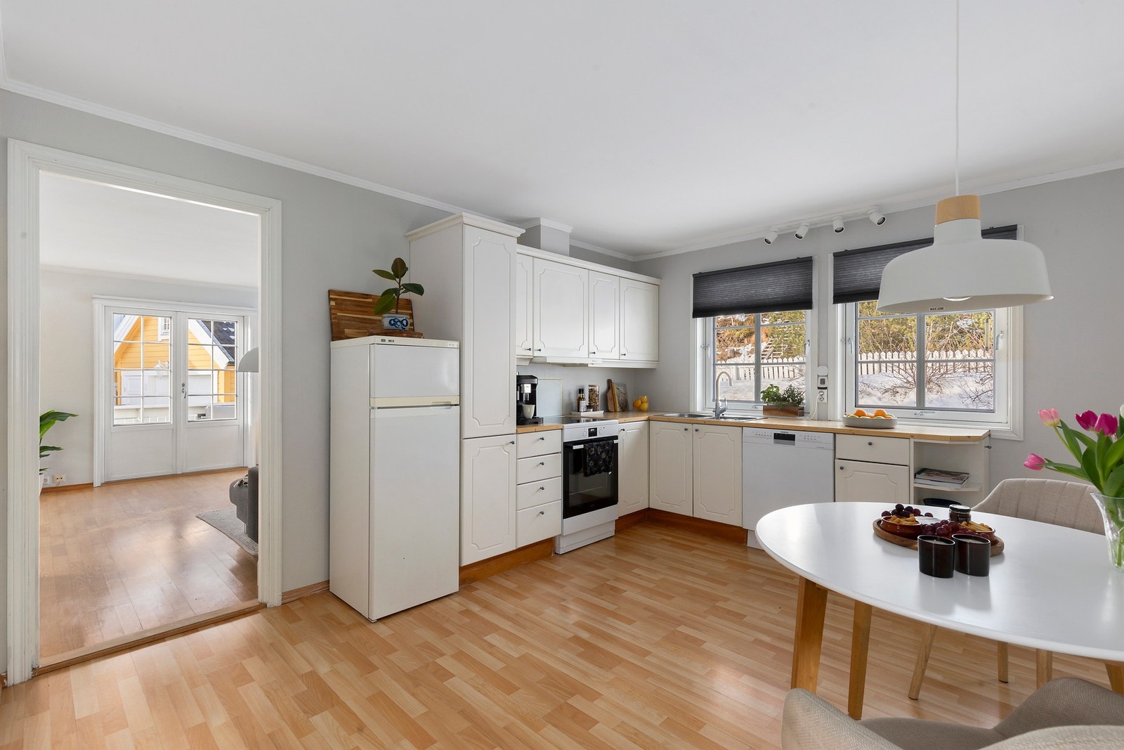 Lyst kjøkken med et areal på 14,5 kvadratmeter. Galleribilde