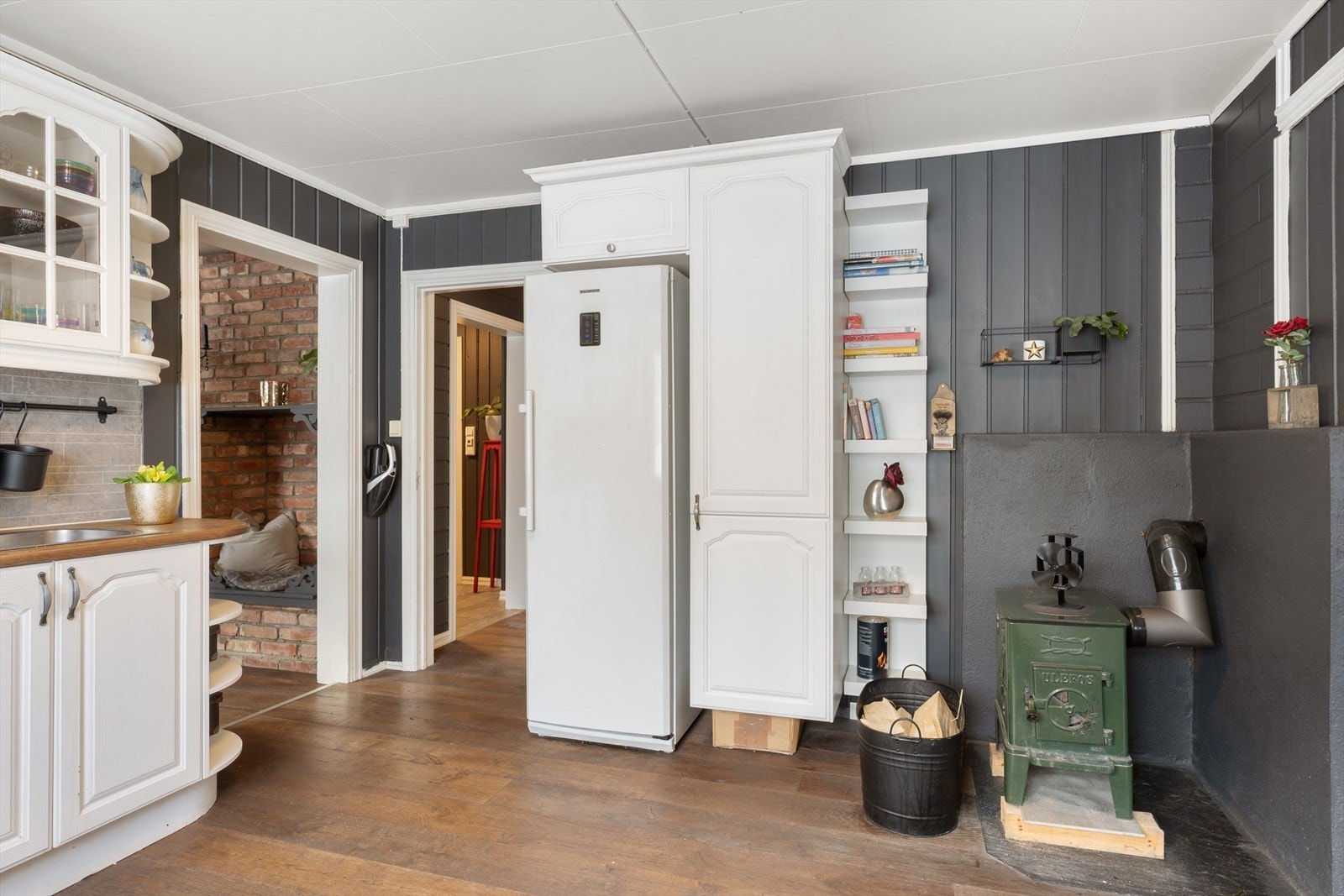 Rommet er utstyrt med integrert stekeovn og koketopp, og det er plass til frittstående kjøleskap og oppvaskmaskin. Galleribilde