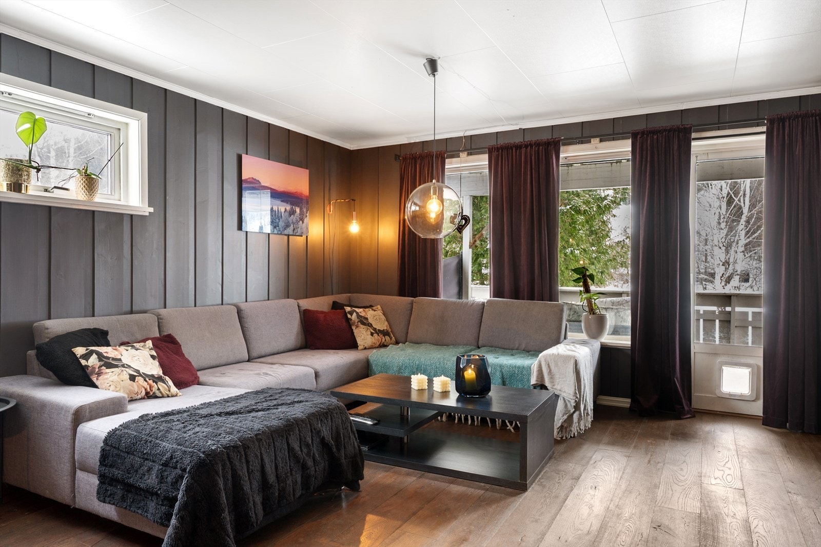 Rommet har overflater med heltregulv og panel på veggene. Galleribilde