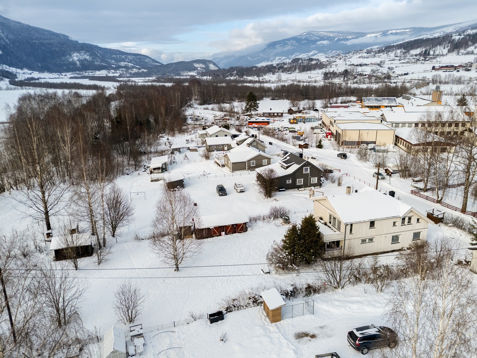Eiendommen har en attraktiv beliggenhet i et rolig og veletablert boligområde i Lia. Galleribilde