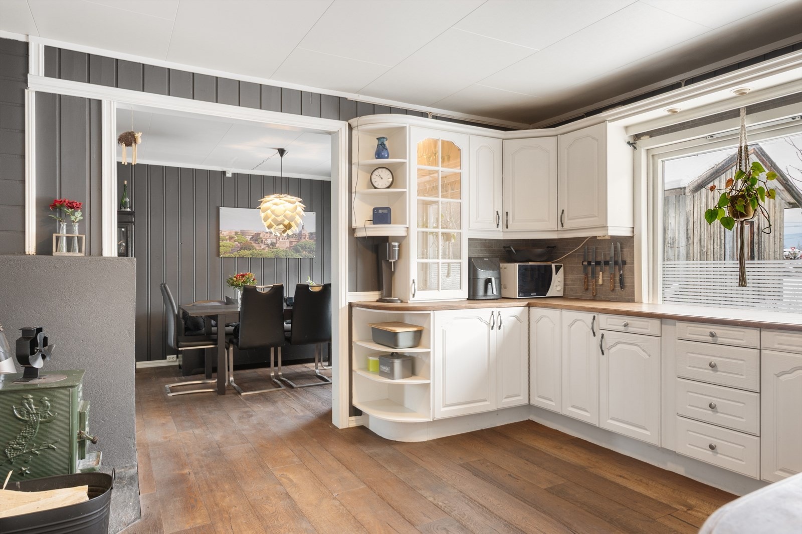 Fra kjøkkenet er det åpen tilgang til en romslig spisestue. Galleribilde