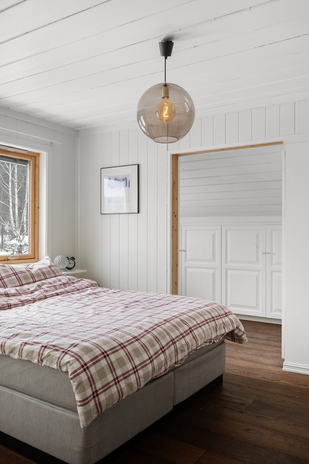 Lyse overflater gir rommet et luftig preg. Galleribilde