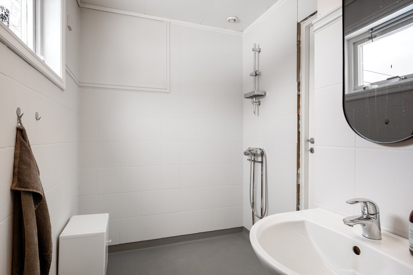 Badet i 1. etg har dels flislagte vegger og belegg på gulv, og gulvvarme. Oppgradering må påregnes. Galleribilde