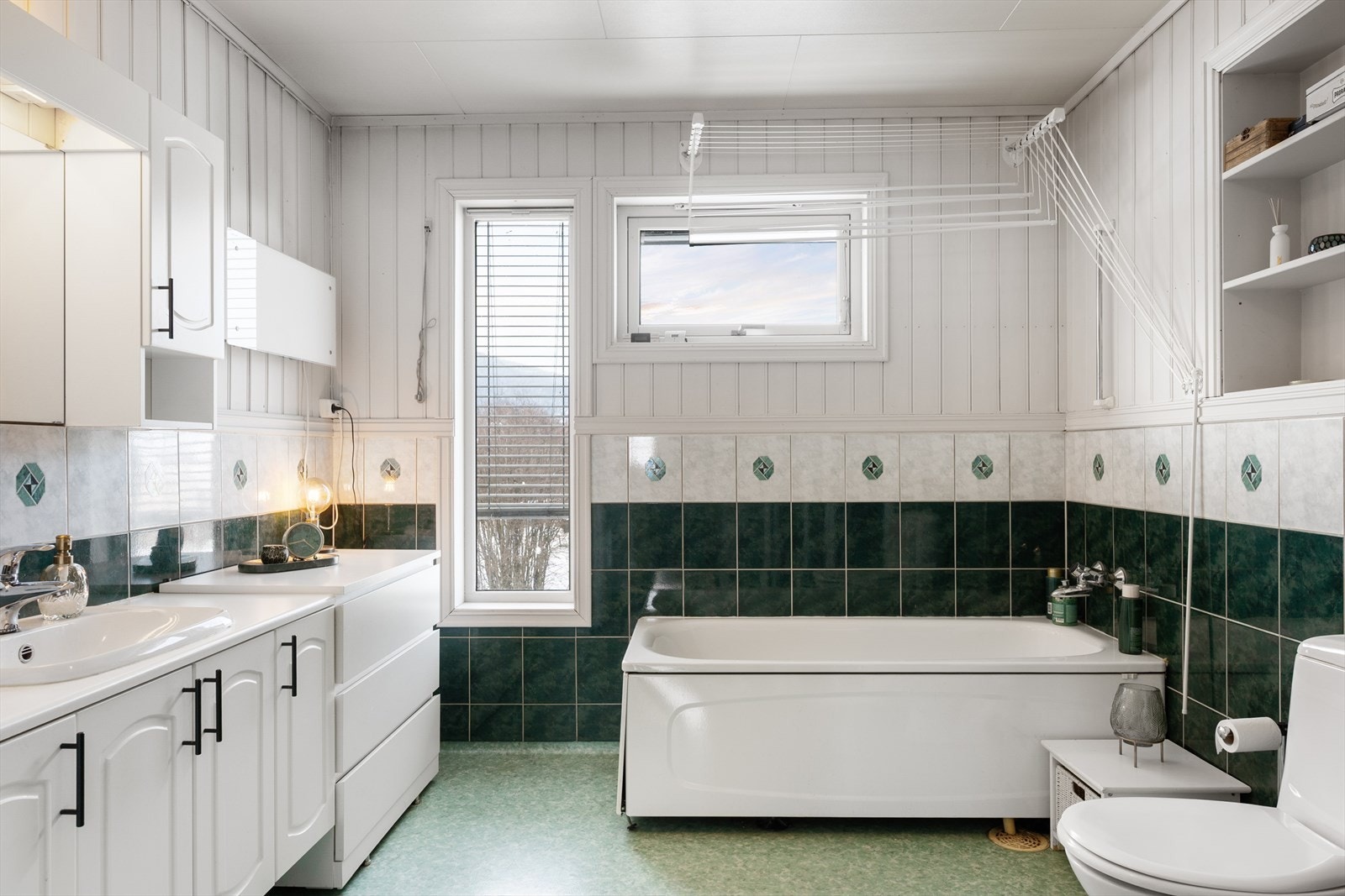 Badet i 2. etg har dels flislagte vegger og gulvbelegg. Kostnader til oppgradering må påregnes. Galleribilde