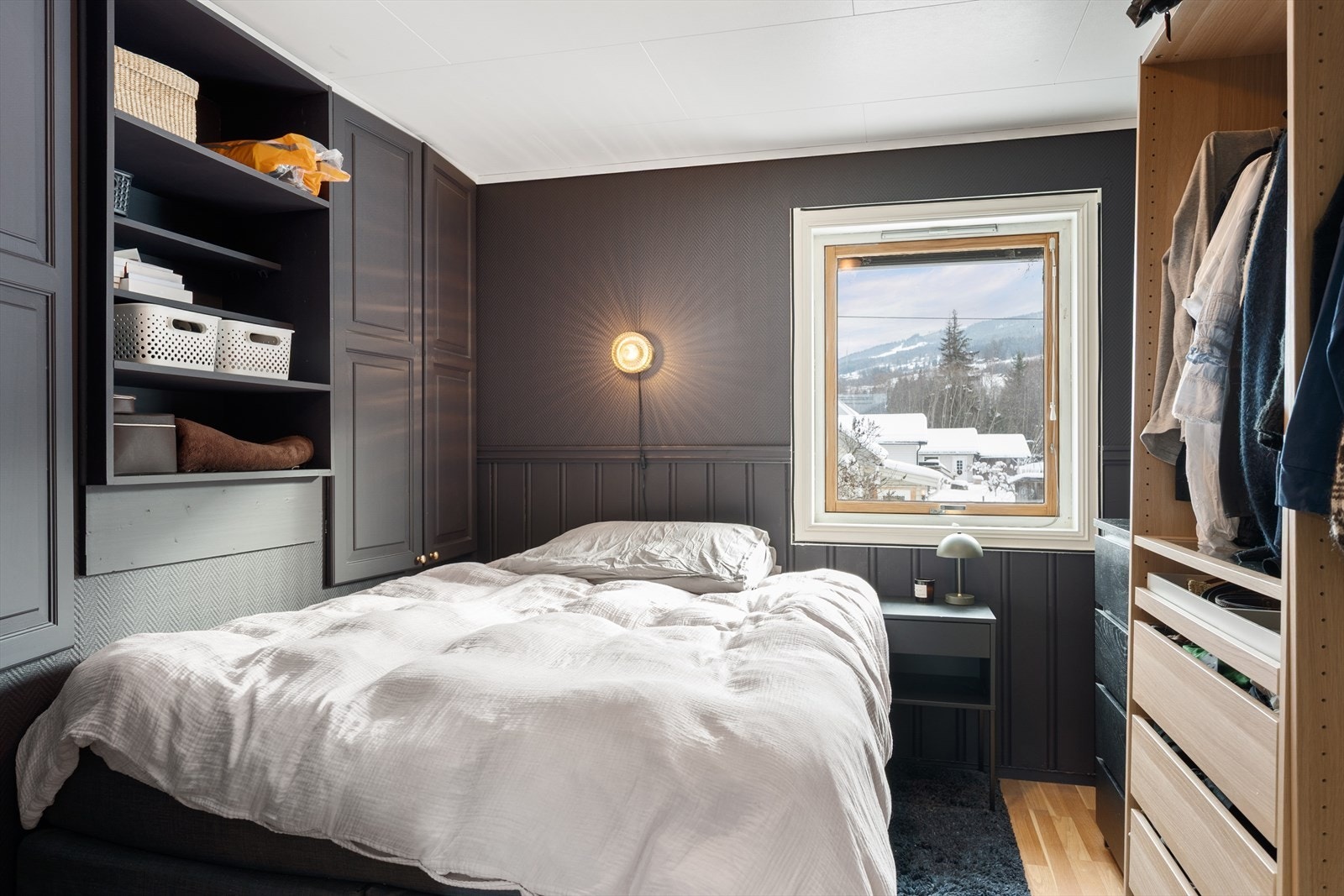 Soverom 3 er praktisk innredet med garderobeløsninger for effektiv oppbevaring. Galleribilde