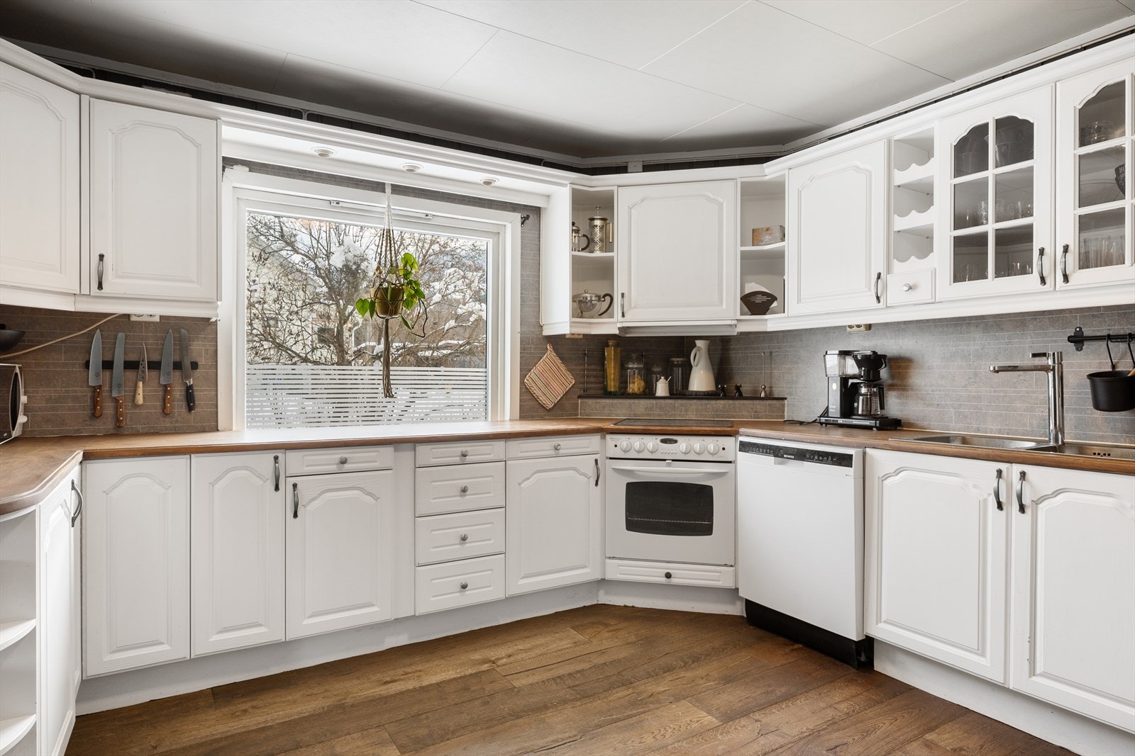 Kjøkkenet er funksjonelt innredet m/lys, klassisk innredning med profilerte fronter og benkeplate i heltre. Galleribilde