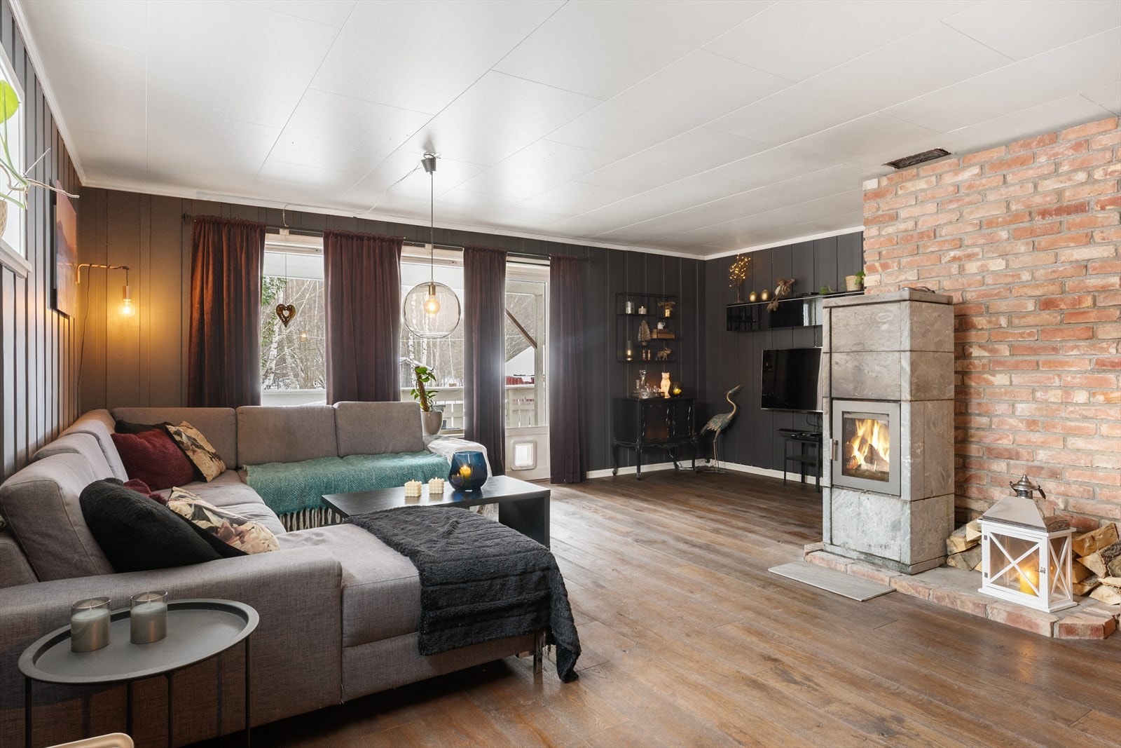 Boligen har flere stuer - stue 1 er et romslig oppholdsrom med et ildsted montert til en pipe i teglstein. Galleribilde