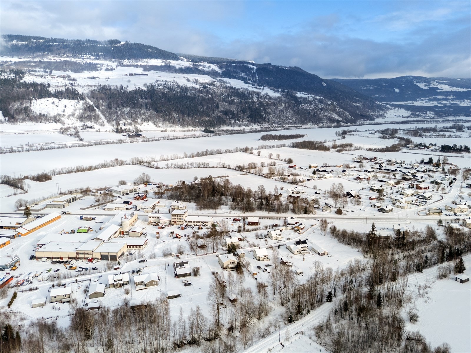 Det er få minutters kjøring til Hundorp sentrum m/dagligvare, legesenter og kommunehus, og korte avstander til tur- og fjellområder. Galleribilde