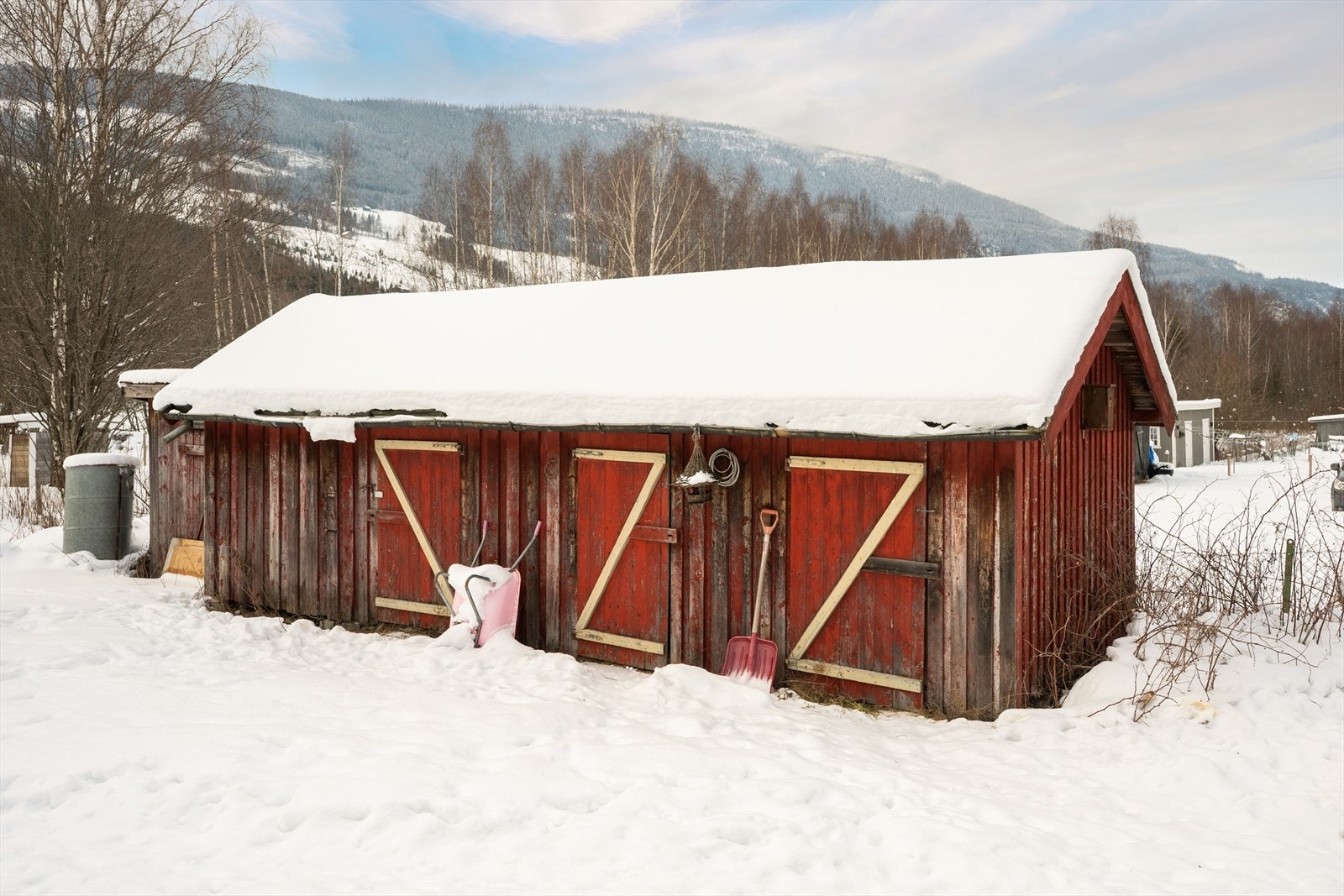 I tillegg er det utvendig lagringsplass i et frittstående uthus på ca 23 m². Galleribilde