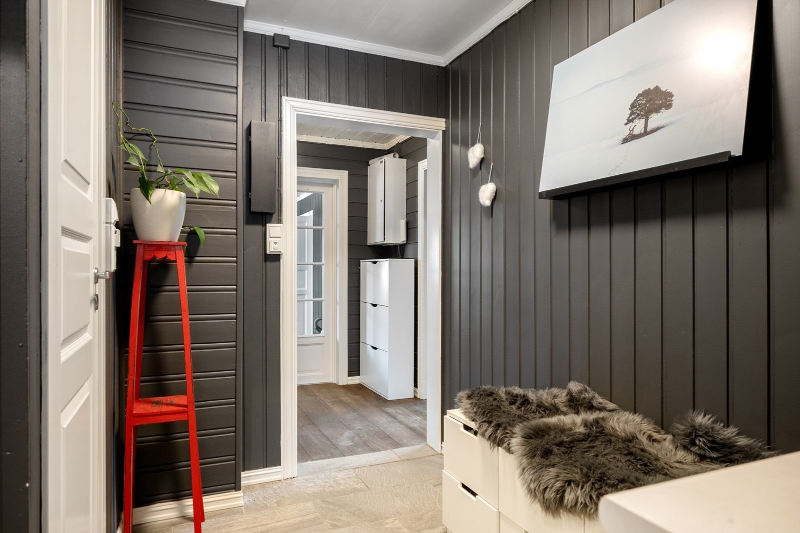 De panelte veggene er malt i tidsriktig farge. Galleribilde