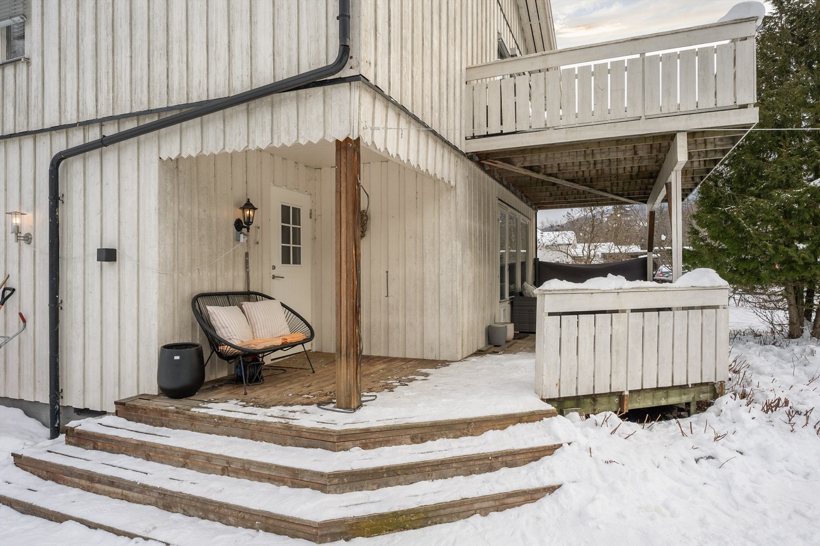 Et overbygd inngangsparti ønsker deg velkommen inn! Galleribilde