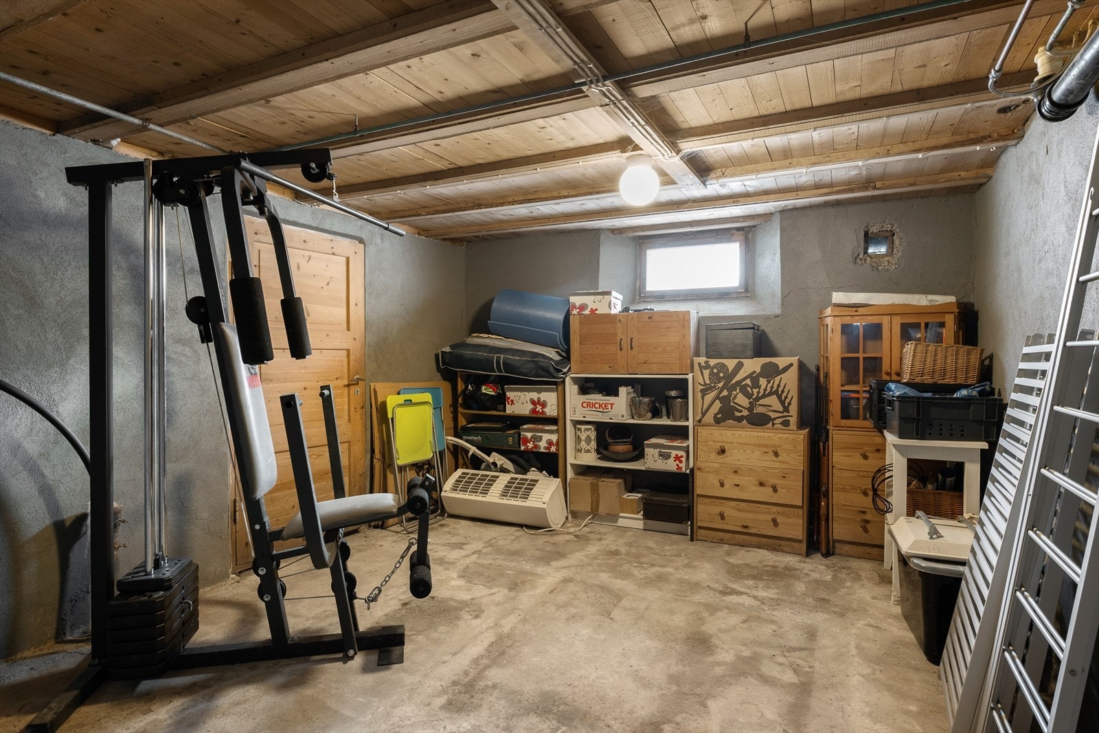 Kjelleren er en grovkjeller med støpt gulv og synlig grunnmur. Galleribilde