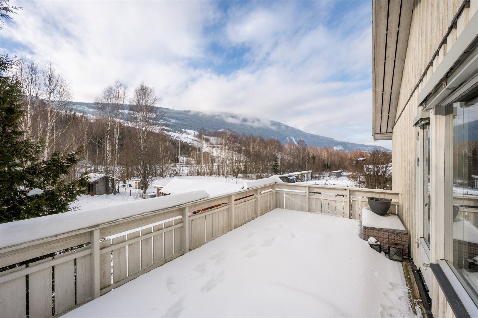 Verandaen i 2. etg på ca 18 m² gir en fin uteplass med utsikt over nærområdet. Galleribilde