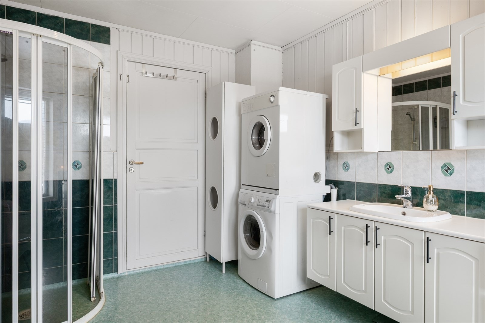 Rommet er utstyrt med romslig innredning, dusjhjørne, badekar og gulvmontert wc. I tillegg vask/tørk. Galleribilde