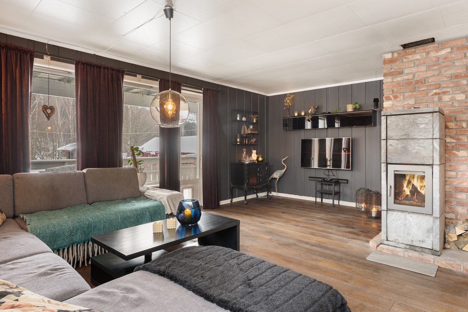 Fra stua er det utgang til overbygd, sørvestvendt veranda. Galleribilde