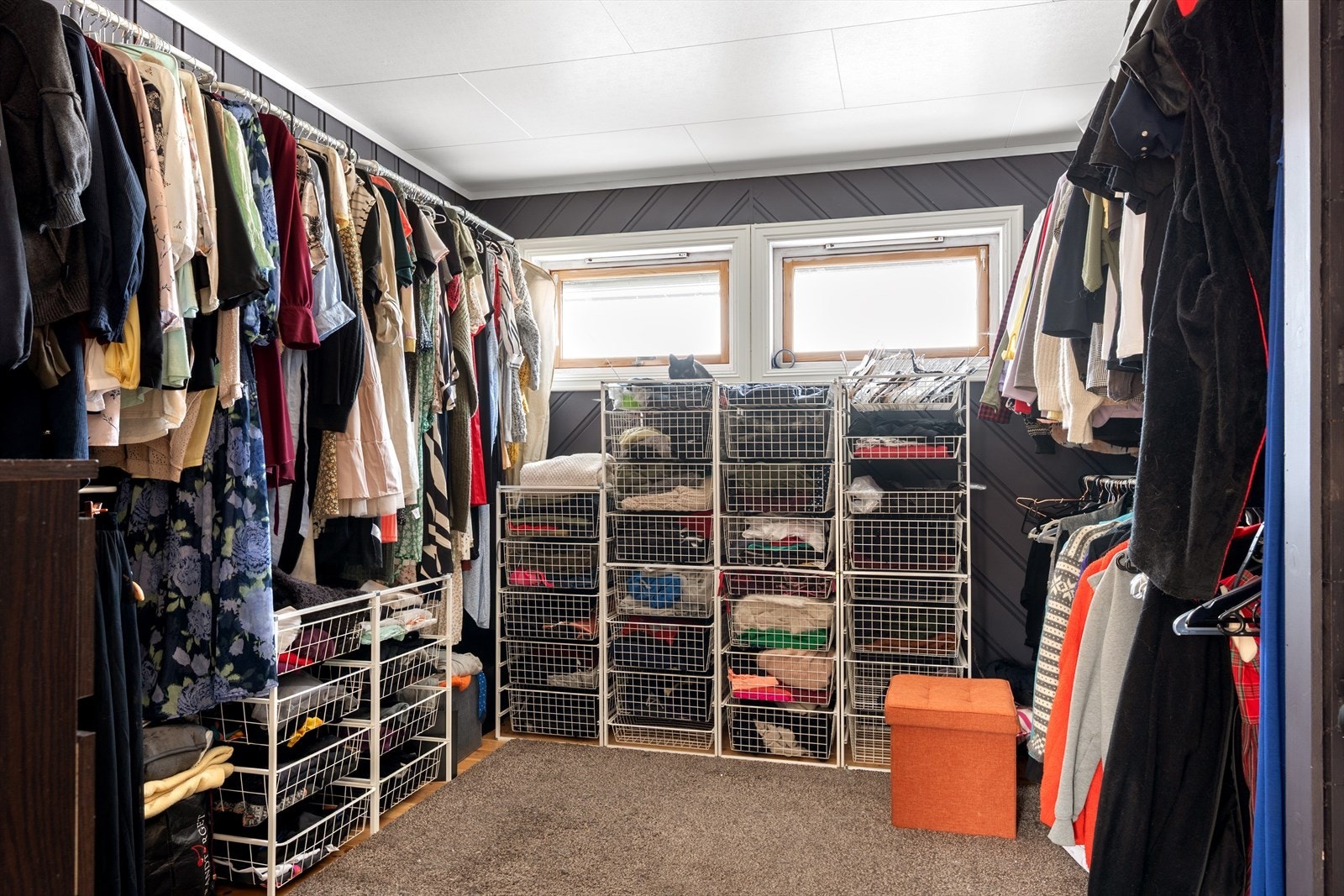 Et romslig garderoberom gir rikelig med plass til klær og oppbevaring. Galleribilde