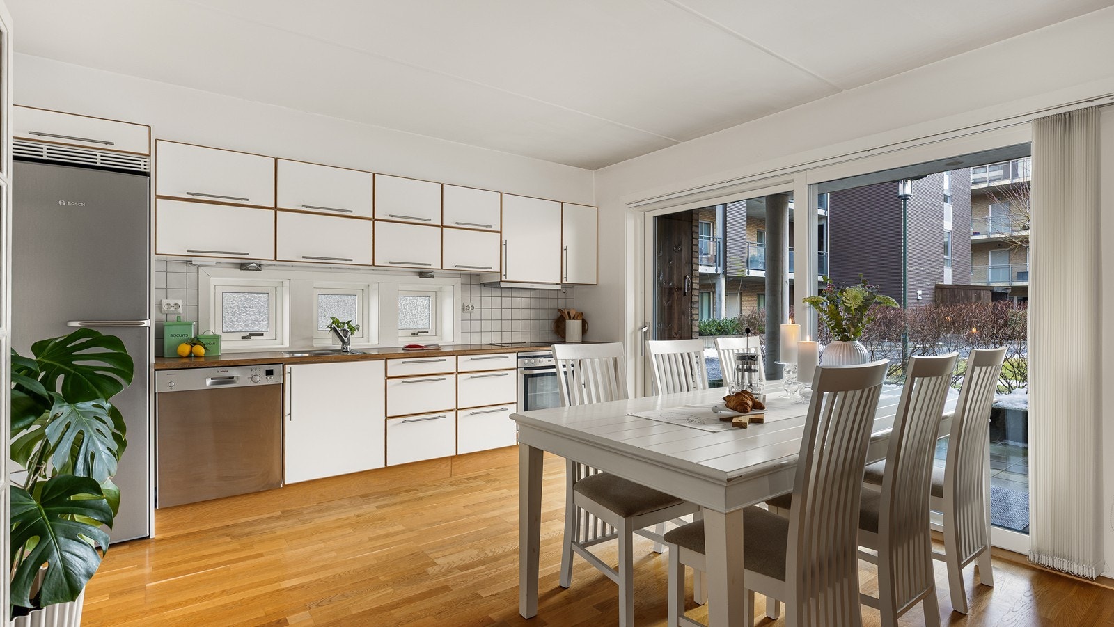 Kjøkken har delvis integrerte hvitevarer Galleribilde