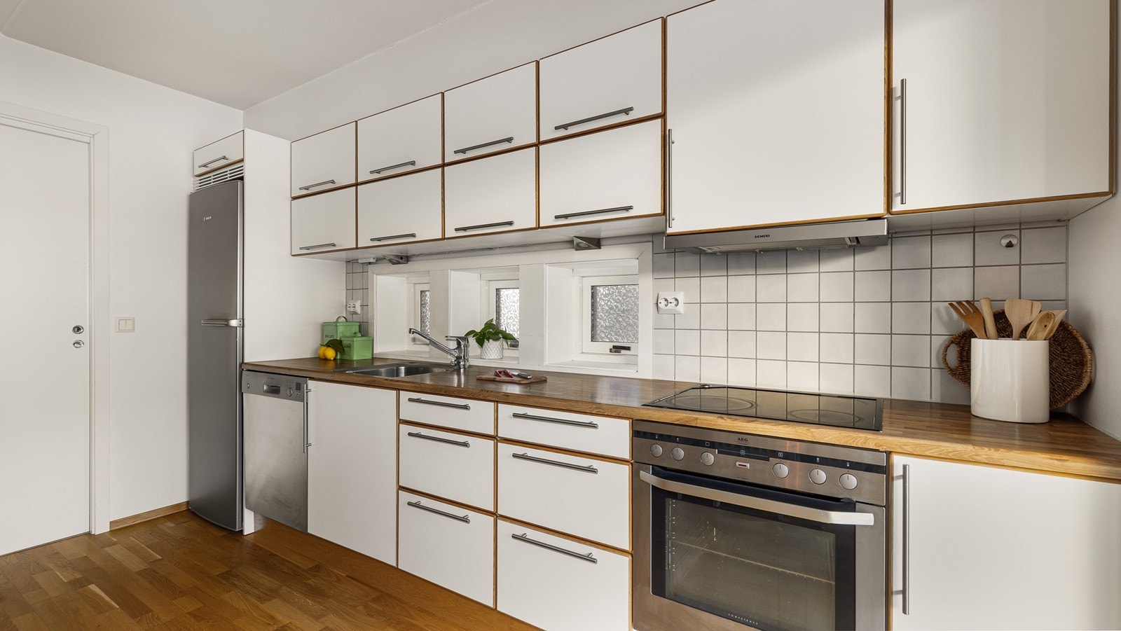 Ved kjøkkenet er det praktisk å ha innvendig bod rett ved - kan fint brukes til lagring av større kjøkkenmaskiner Galleribilde